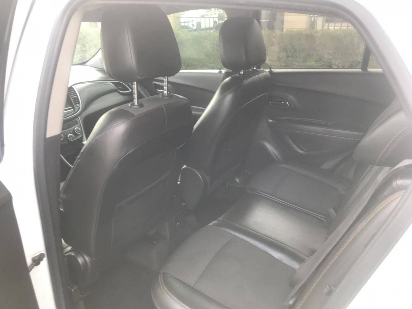 2018 WHITE /gray Chevrolet Trax LT FWD (KL7CJLSB2JB) with an 1.4L L4 DOHC 16V engine, 6A transmission, located at 323 E Dunlap Ave., Phoenix, AZ, 85020, (602) 331-9000, 33.567677, -112.069000 - 2018 Chevrolet TRAX LT Crossover SUV ,.......EXCELLENT condition,.... Automatic, 4cyl. 1.4L..... Ice Cold A/C,White and gray interior with cloth seats in near perfect condition, Backup Camera, Premium Sound CD, Power Options, This suv is gorgeous inside and out, Incredible gas mileage! Arizona title - Photo#11