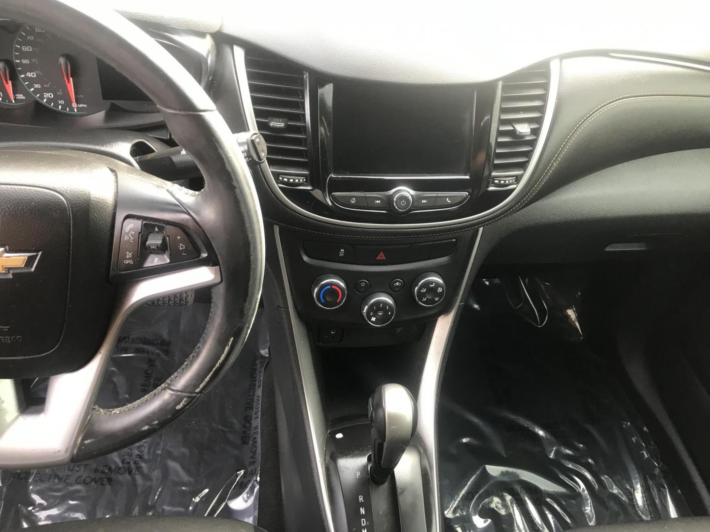 2018 WHITE /gray Chevrolet Trax LT FWD (KL7CJLSB2JB) with an 1.4L L4 DOHC 16V engine, 6A transmission, located at 323 E Dunlap Ave., Phoenix, AZ, 85020, (602) 331-9000, 33.567677, -112.069000 - 2018 Chevrolet TRAX LT Crossover SUV ,.......EXCELLENT condition,.... Automatic, 4cyl. 1.4L..... Ice Cold A/C,White and gray interior with cloth seats in near perfect condition, Backup Camera, Premium Sound CD, Power Options, This suv is gorgeous inside and out, Incredible gas mileage! Arizona title - Photo#14