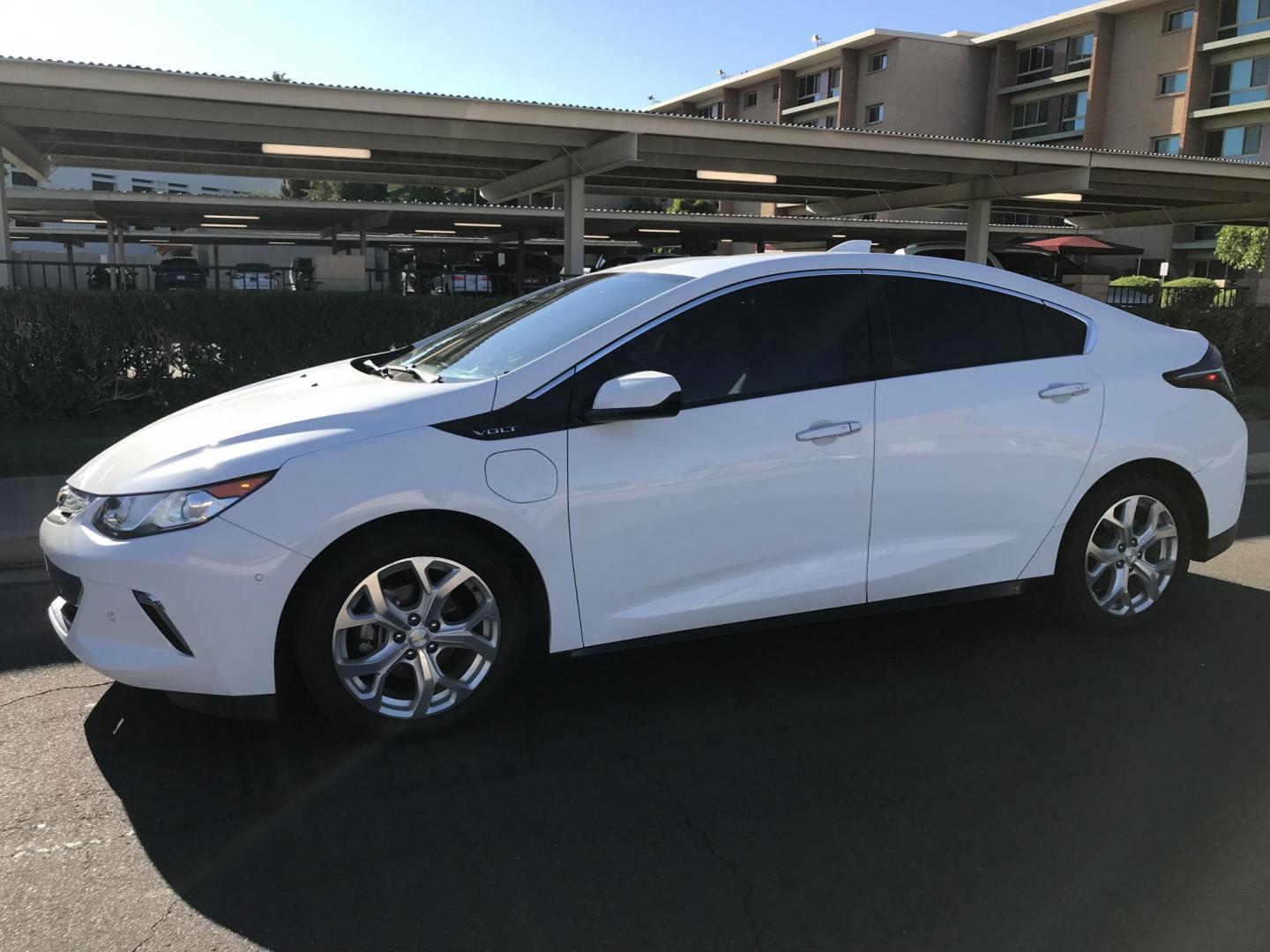 2017 WHITE /brown and gray Chevrolet Volt LTZ (1G1RD6S53HU) with an 1.5L L4 DOHC 16V engine, CVT transmission, located at 323 E Dunlap Ave., Phoenix, AZ, 85020, (602) 331-9000, 33.567677, -112.069000 - 2017 CHEVROLET VOLT LTZ ,.......A Must See!! .... GREAT GAS SAVER !!!.... ICE COLD AC, Amazing MPG, Plug-in hybrid, The car is gorgeous inside and out. Power windows, Power door locks, Backup camera, Beautiful white exterior with brown seats seats in near perfect condition, Clean Arizona title , Run - Photo#2