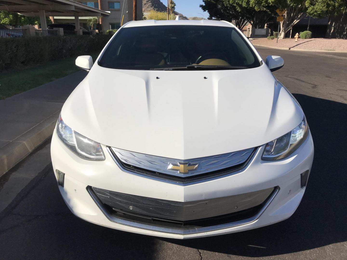 2017 WHITE /brown and gray Chevrolet Volt LTZ (1G1RD6S53HU) with an 1.5L L4 DOHC 16V engine, CVT transmission, located at 323 E Dunlap Ave., Phoenix, AZ, 85020, (602) 331-9000, 33.567677, -112.069000 - 2017 CHEVROLET VOLT LTZ ,.......A Must See!! .... GREAT GAS SAVER !!!.... ICE COLD AC, Amazing MPG, Plug-in hybrid, The car is gorgeous inside and out. Power windows, Power door locks, Backup camera, Beautiful white exterior with brown seats seats in near perfect condition, Clean Arizona title , Run - Photo#3