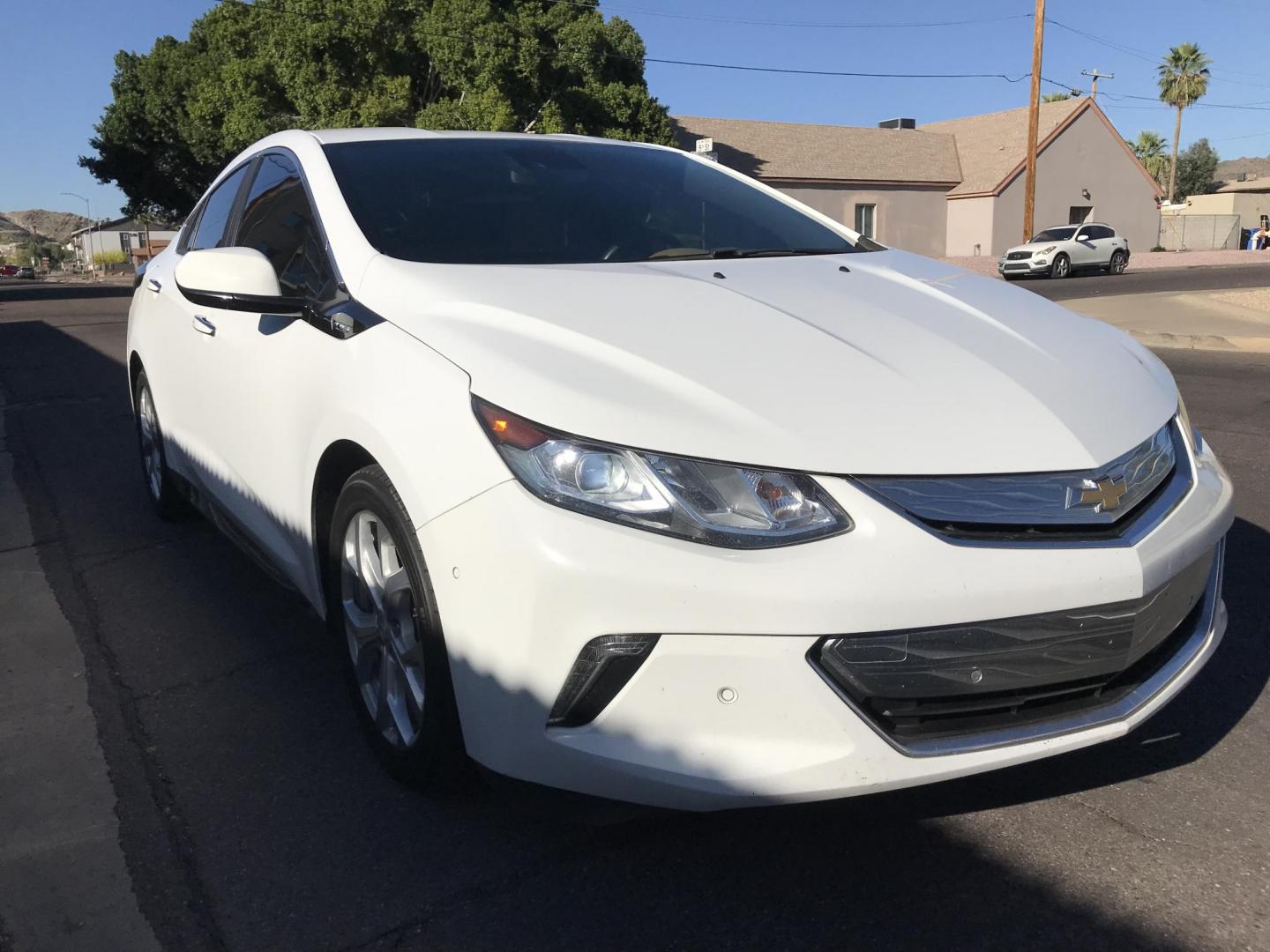 2017 WHITE /brown and gray Chevrolet Volt LTZ (1G1RD6S53HU) with an 1.5L L4 DOHC 16V engine, CVT transmission, located at 323 E Dunlap Ave., Phoenix, AZ, 85020, (602) 331-9000, 33.567677, -112.069000 - 2017 CHEVROLET VOLT LTZ ,.......A Must See!! .... GREAT GAS SAVER !!!.... ICE COLD AC, Amazing MPG, Plug-in hybrid, The car is gorgeous inside and out. Power windows, Power door locks, Backup camera, Beautiful white exterior with brown seats seats in near perfect condition, Clean Arizona title , Run - Photo#4