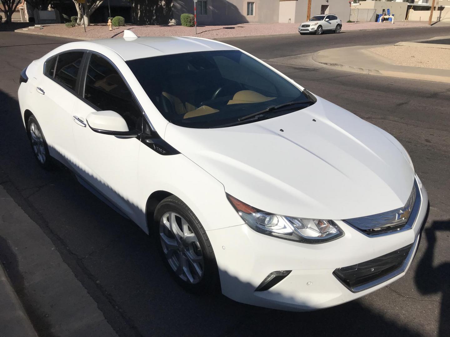 2017 WHITE /brown and gray Chevrolet Volt LTZ (1G1RD6S53HU) with an 1.5L L4 DOHC 16V engine, CVT transmission, located at 323 E Dunlap Ave., Phoenix, AZ, 85020, (602) 331-9000, 33.567677, -112.069000 - 2017 CHEVROLET VOLT LTZ ,.......A Must See!! .... GREAT GAS SAVER !!!.... ICE COLD AC, Amazing MPG, Plug-in hybrid, The car is gorgeous inside and out. Power windows, Power door locks, Backup camera, Beautiful white exterior with brown seats seats in near perfect condition, Clean Arizona title , Run - Photo#5