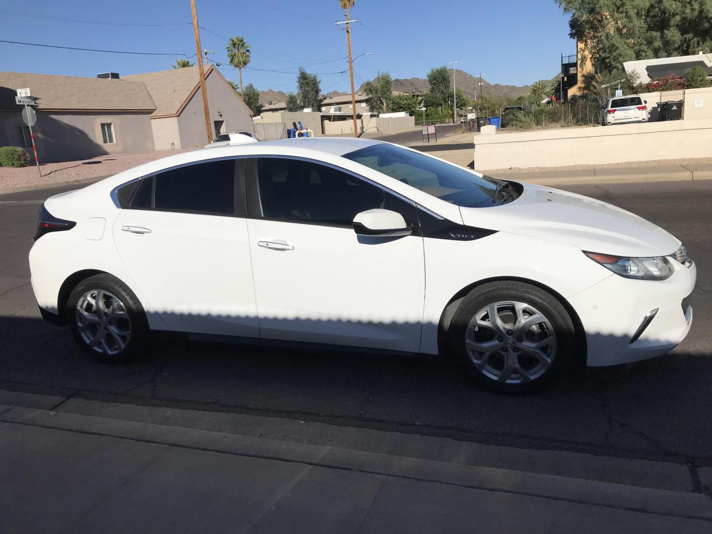 2017 WHITE /brown and gray Chevrolet Volt LTZ (1G1RD6S53HU) with an 1.5L L4 DOHC 16V engine, CVT transmission, located at 323 E Dunlap Ave., Phoenix, AZ, 85020, (602) 331-9000, 33.567677, -112.069000 - 2017 CHEVROLET VOLT LTZ ,.......A Must See!! .... GREAT GAS SAVER !!!.... ICE COLD AC, Amazing MPG, Plug-in hybrid, The car is gorgeous inside and out. Power windows, Power door locks, Backup camera, Beautiful white exterior with brown seats seats in near perfect condition, Clean Arizona title , Run - Photo#6