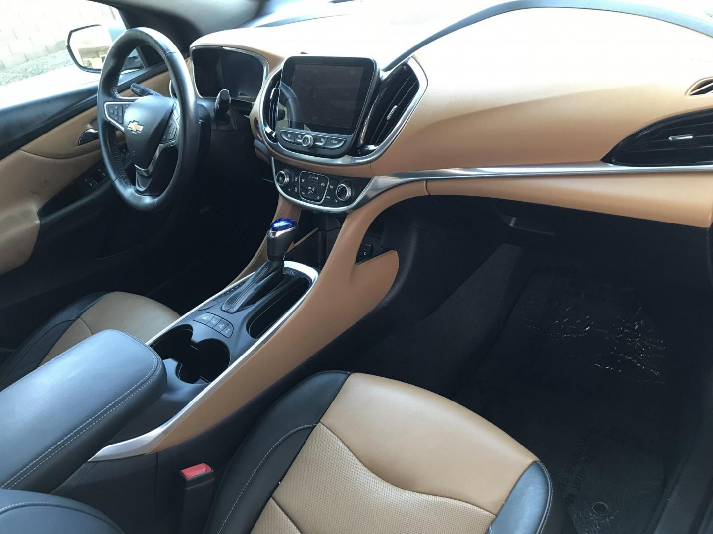 2017 WHITE /brown and gray Chevrolet Volt LTZ (1G1RD6S53HU) with an 1.5L L4 DOHC 16V engine, CVT transmission, located at 323 E Dunlap Ave., Phoenix, AZ, 85020, (602) 331-9000, 33.567677, -112.069000 - 2017 CHEVROLET VOLT LTZ ,.......A Must See!! .... GREAT GAS SAVER !!!.... ICE COLD AC, Amazing MPG, Plug-in hybrid, The car is gorgeous inside and out. Power windows, Power door locks, Backup camera, Beautiful white exterior with brown seats seats in near perfect condition, Clean Arizona title , Run - Photo#7