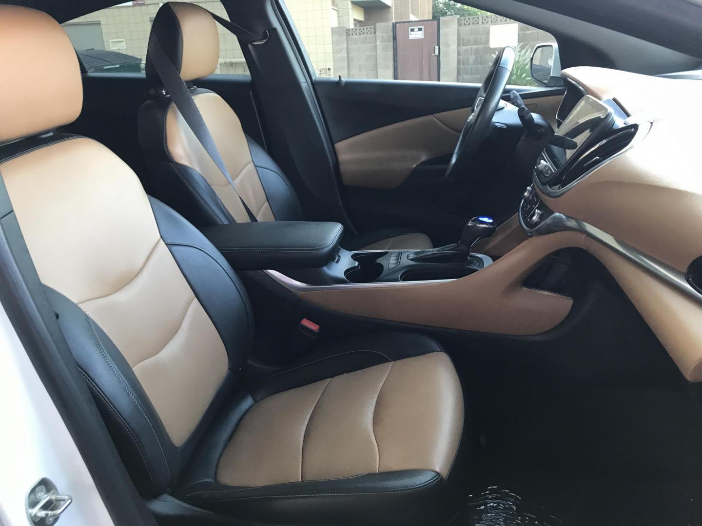 2017 WHITE /brown and gray Chevrolet Volt LTZ (1G1RD6S53HU) with an 1.5L L4 DOHC 16V engine, CVT transmission, located at 323 E Dunlap Ave., Phoenix, AZ, 85020, (602) 331-9000, 33.567677, -112.069000 - 2017 CHEVROLET VOLT LTZ ,.......A Must See!! .... GREAT GAS SAVER !!!.... ICE COLD AC, Amazing MPG, Plug-in hybrid, The car is gorgeous inside and out. Power windows, Power door locks, Backup camera, Beautiful white exterior with brown seats seats in near perfect condition, Clean Arizona title , Run - Photo#8