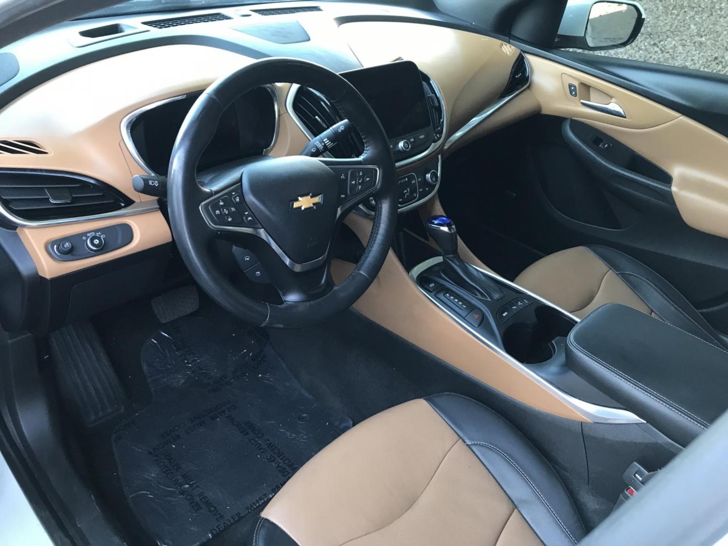 2017 WHITE /brown and gray Chevrolet Volt LTZ (1G1RD6S53HU) with an 1.5L L4 DOHC 16V engine, CVT transmission, located at 323 E Dunlap Ave., Phoenix, AZ, 85020, (602) 331-9000, 33.567677, -112.069000 - 2017 CHEVROLET VOLT LTZ ,.......A Must See!! .... GREAT GAS SAVER !!!.... ICE COLD AC, Amazing MPG, Plug-in hybrid, The car is gorgeous inside and out. Power windows, Power door locks, Backup camera, Beautiful white exterior with brown seats seats in near perfect condition, Clean Arizona title , Run - Photo#12