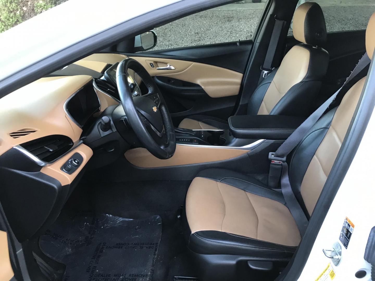 2017 WHITE /brown and gray Chevrolet Volt LTZ (1G1RD6S53HU) with an 1.5L L4 DOHC 16V engine, CVT transmission, located at 323 E Dunlap Ave., Phoenix, AZ, 85020, (602) 331-9000, 33.567677, -112.069000 - 2017 CHEVROLET VOLT LTZ ,.......A Must See!! .... GREAT GAS SAVER !!!.... ICE COLD AC, Amazing MPG, Plug-in hybrid, The car is gorgeous inside and out. Power windows, Power door locks, Backup camera, Beautiful white exterior with brown seats seats in near perfect condition, Clean Arizona title , Run - Photo#13