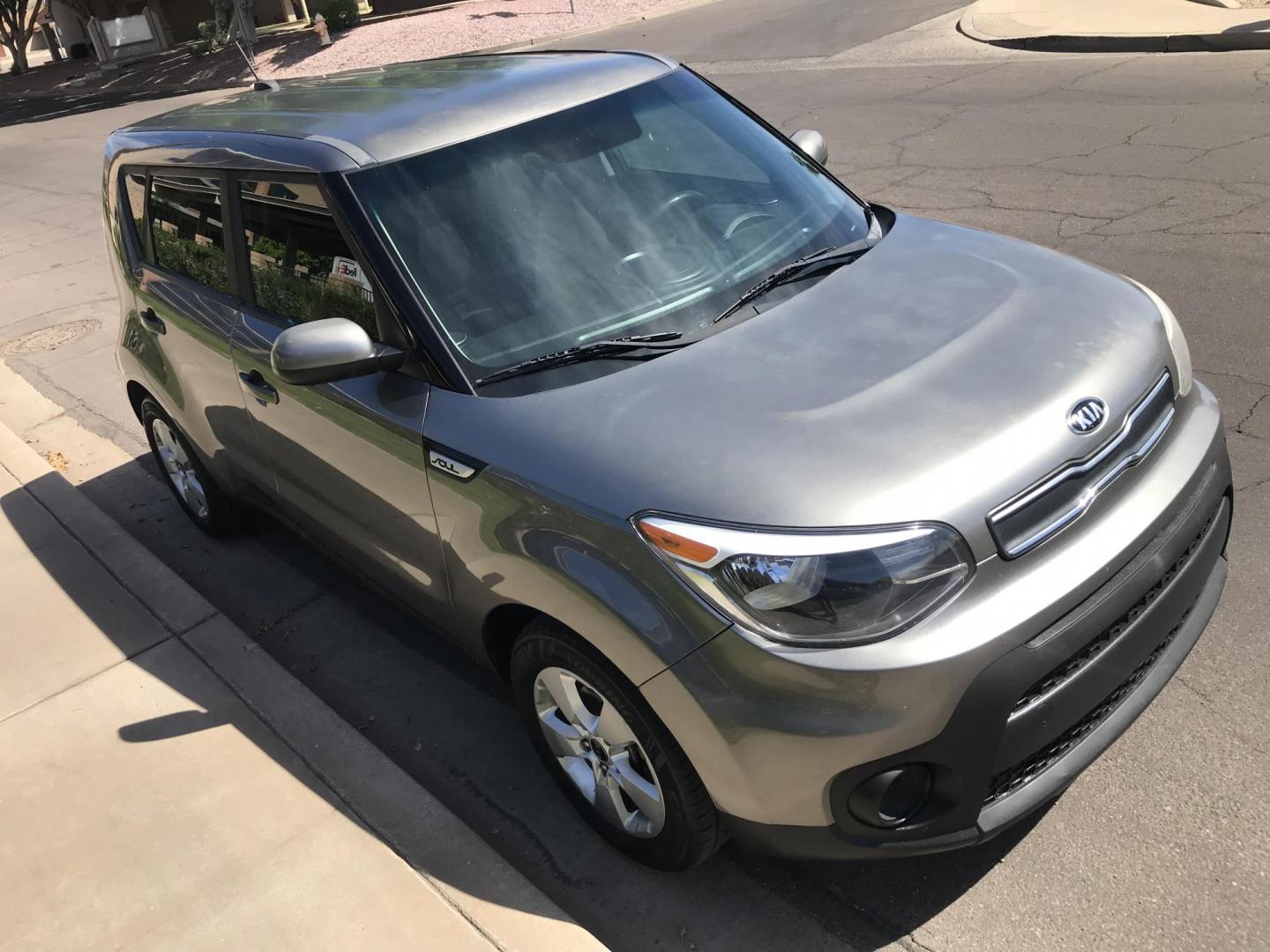 2018 gray /black Kia Soul Base 6M (KNDJN2A2XJ7) with an 1.6L L4 DOHC 16V engine, 6M transmission, located at 323 E Dunlap Ave., Phoenix, AZ, 85020, (602) 331-9000, 33.567677, -112.069000 - Photo#4