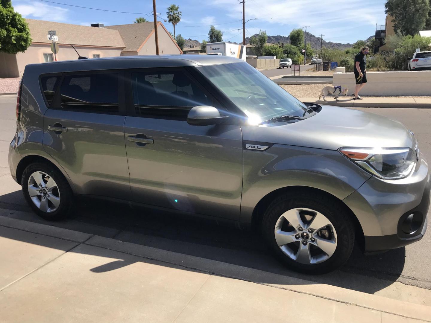 2018 gray /black Kia Soul Base 6M (KNDJN2A2XJ7) with an 1.6L L4 DOHC 16V engine, 6M transmission, located at 323 E Dunlap Ave., Phoenix, AZ, 85020, (602) 331-9000, 33.567677, -112.069000 - Photo#5