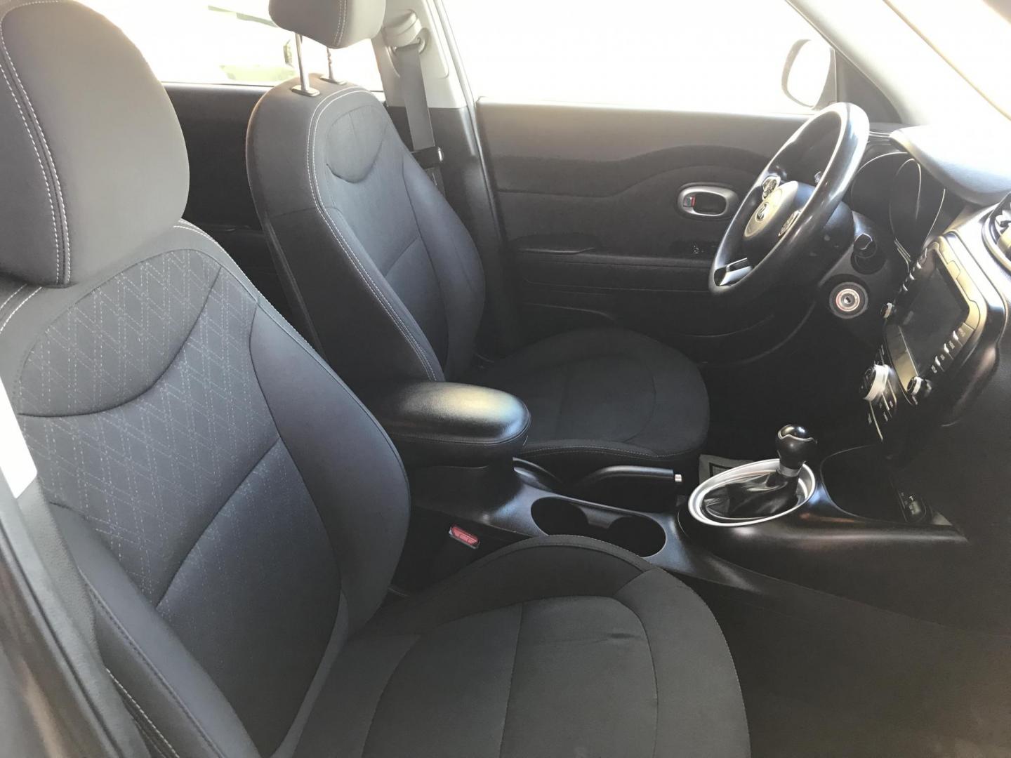 2018 gray /black Kia Soul Base 6M (KNDJN2A2XJ7) with an 1.6L L4 DOHC 16V engine, 6M transmission, located at 323 E Dunlap Ave., Phoenix, AZ, 85020, (602) 331-9000, 33.567677, -112.069000 - Photo#7