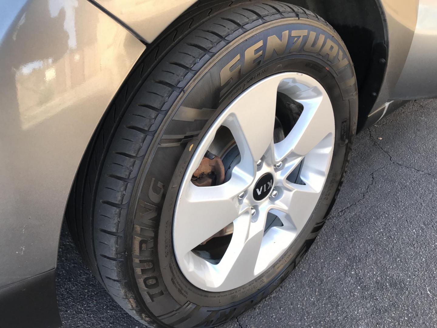 2018 gray /black Kia Soul Base 6M (KNDJN2A2XJ7) with an 1.6L L4 DOHC 16V engine, 6M transmission, located at 323 E Dunlap Ave., Phoenix, AZ, 85020, (602) 331-9000, 33.567677, -112.069000 - Photo#15