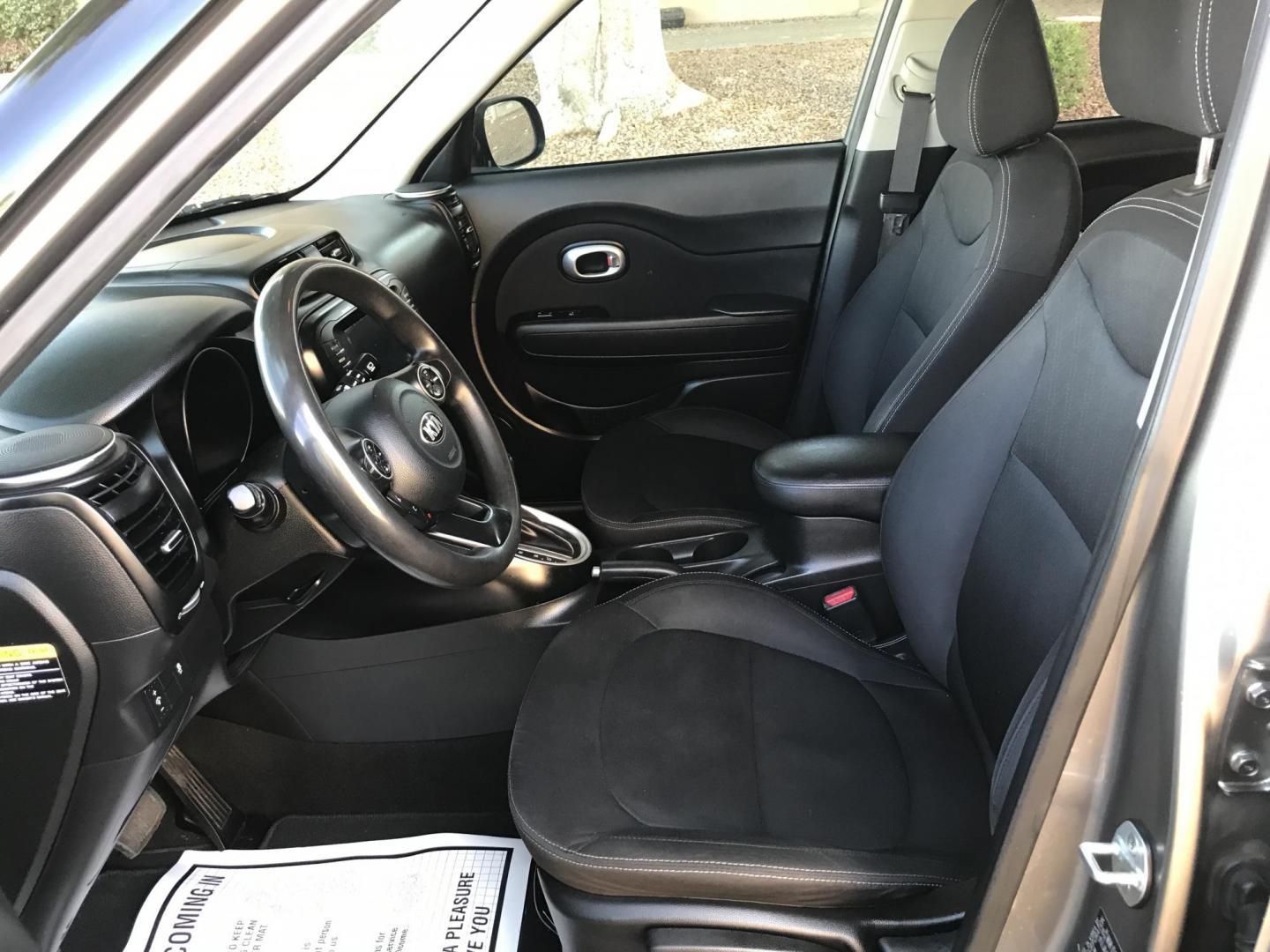 2018 gray /black Kia Soul Base 6M (KNDJN2A2XJ7) with an 1.6L L4 DOHC 16V engine, 6M transmission, located at 323 E Dunlap Ave., Phoenix, AZ, 85020, (602) 331-9000, 33.567677, -112.069000 - Photo#12
