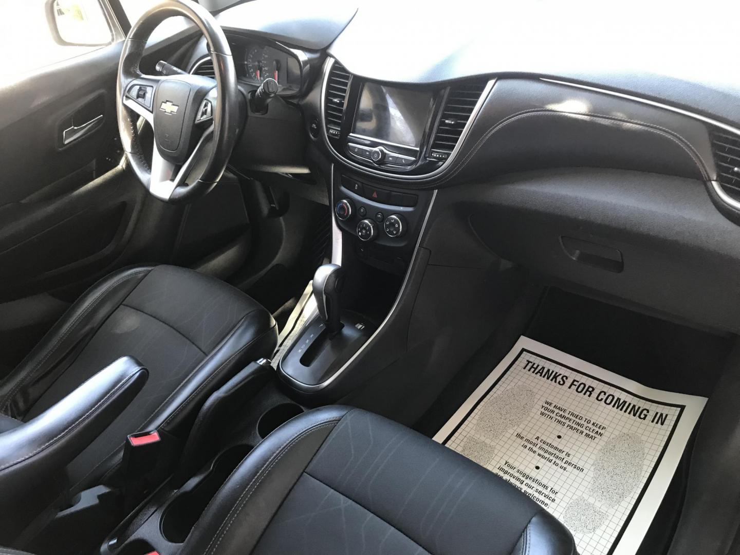 2018 WHITE /gray Chevrolet Trax LT FWD (3GNCJLSB7JL) with an 1.4L L4 DOHC 16V engine, 6A transmission, located at 323 E Dunlap Ave., Phoenix, AZ, 85020, (602) 331-9000, 33.567677, -112.069000 - 2018 Chevrolet TRAX LT 2WD,.......GREAT condition,.... LOW 113k original miles, Ice Cold A/C, White exterior and gray cloth seats Premum Sound CD, Backuup camera, This suv is gorgeous inside and out, Incredible gas mileage! Arizona title , Runs and Drives Excellent.....passed emissions..... Call or - Photo#7