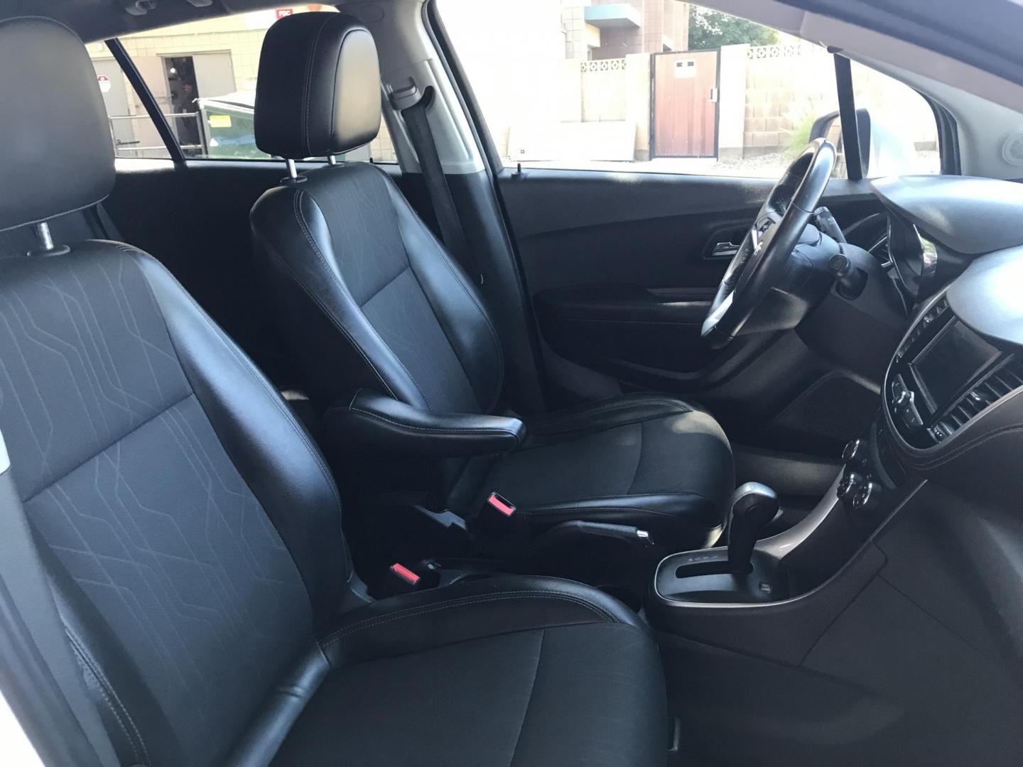 2018 WHITE /gray Chevrolet Trax LT FWD (3GNCJLSB7JL) with an 1.4L L4 DOHC 16V engine, 6A transmission, located at 323 E Dunlap Ave., Phoenix, AZ, 85020, (602) 331-9000, 33.567677, -112.069000 - 2018 Chevrolet TRAX LT 2WD,.......GREAT condition,.... LOW 113k original miles, Ice Cold A/C, White exterior and gray cloth seats Premum Sound CD, Backuup camera, This suv is gorgeous inside and out, Incredible gas mileage! Arizona title , Runs and Drives Excellent.....passed emissions..... Call or - Photo#8