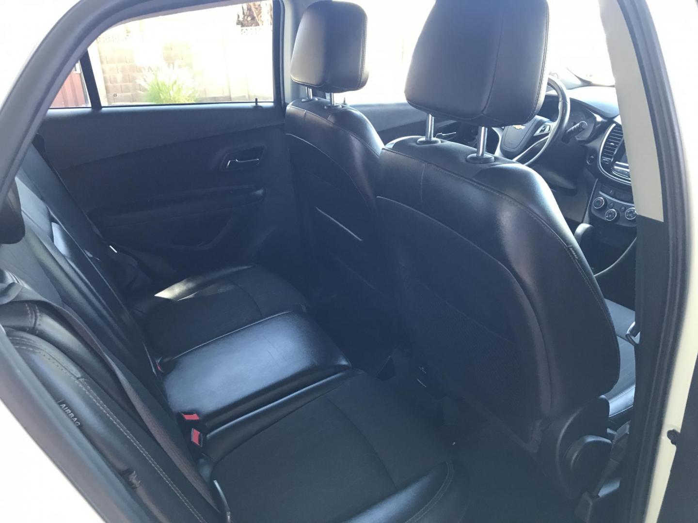 2018 WHITE /gray Chevrolet Trax LT FWD (3GNCJLSB7JL) with an 1.4L L4 DOHC 16V engine, 6A transmission, located at 323 E Dunlap Ave., Phoenix, AZ, 85020, (602) 331-9000, 33.567677, -112.069000 - 2018 Chevrolet TRAX LT 2WD,.......GREAT condition,.... LOW 113k original miles, Ice Cold A/C, White exterior and gray cloth seats Premum Sound CD, Backuup camera, This suv is gorgeous inside and out, Incredible gas mileage! Arizona title , Runs and Drives Excellent.....passed emissions..... Call or - Photo#9