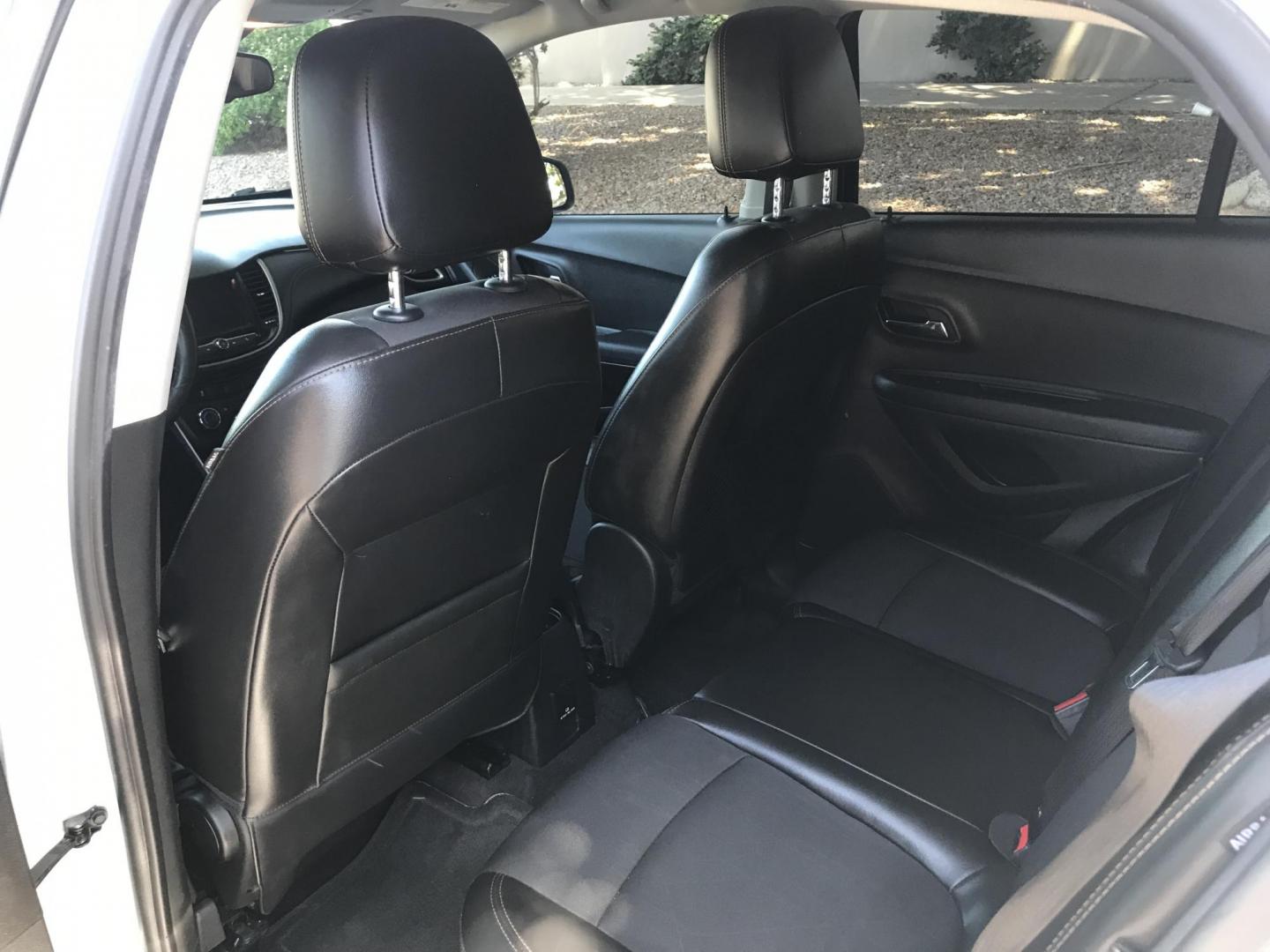 2018 WHITE /gray Chevrolet Trax LT FWD (3GNCJLSB7JL) with an 1.4L L4 DOHC 16V engine, 6A transmission, located at 323 E Dunlap Ave., Phoenix, AZ, 85020, (602) 331-9000, 33.567677, -112.069000 - 2018 Chevrolet TRAX LT 2WD,.......GREAT condition,.... LOW 113k original miles, Ice Cold A/C, White exterior and gray cloth seats Premum Sound CD, Backuup camera, This suv is gorgeous inside and out, Incredible gas mileage! Arizona title , Runs and Drives Excellent.....passed emissions..... Call or - Photo#11