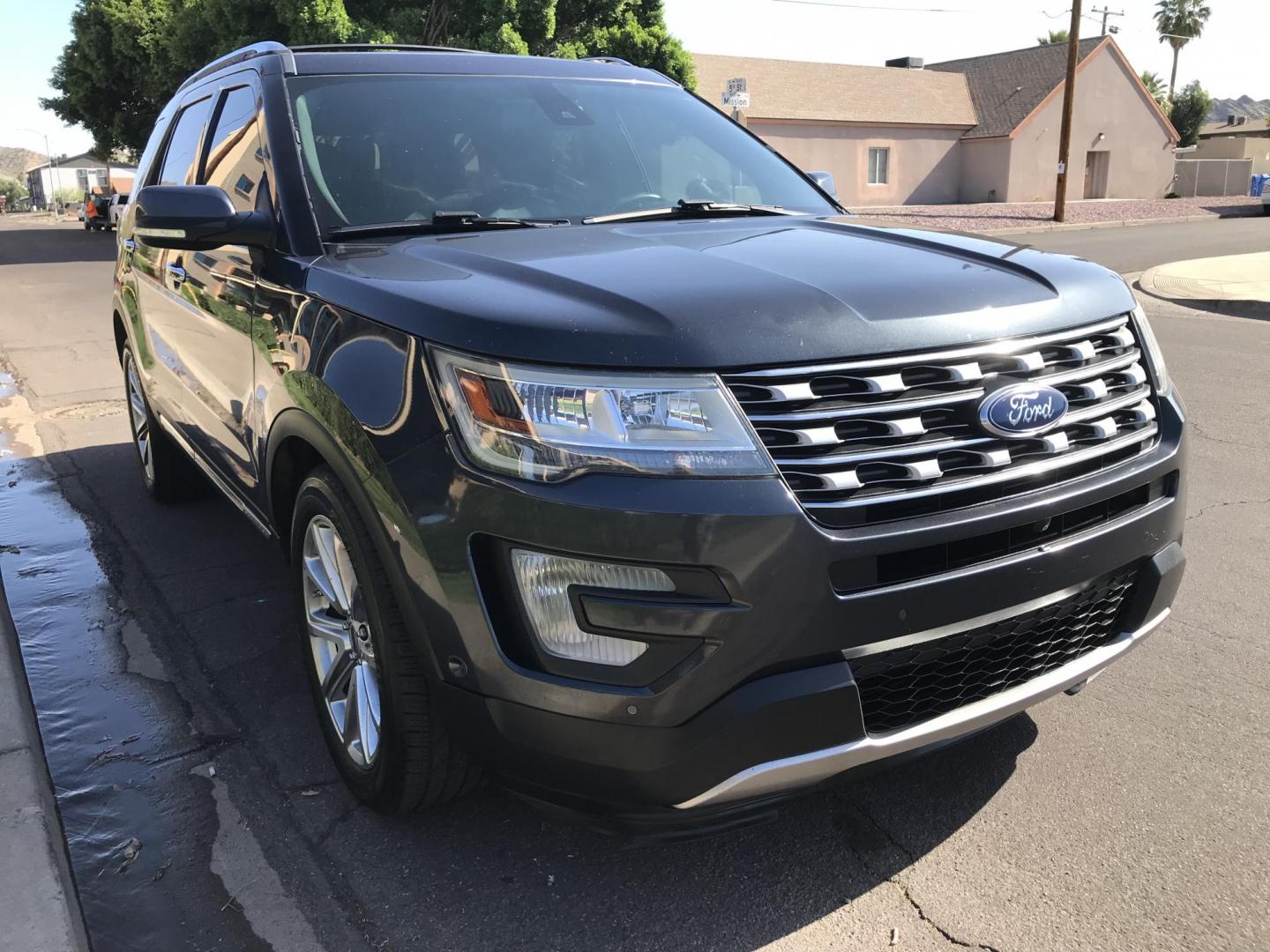 2017 gray /black Ford Explorer Limited FWD (1FM5K7FH8HG) with an 2.3L L4 DOHC 16V engine, 6A transmission, located at 323 E Dunlap Ave., Phoenix, AZ, 85020, (602) 331-9000, 33.567677, -112.069000 - Photo#4