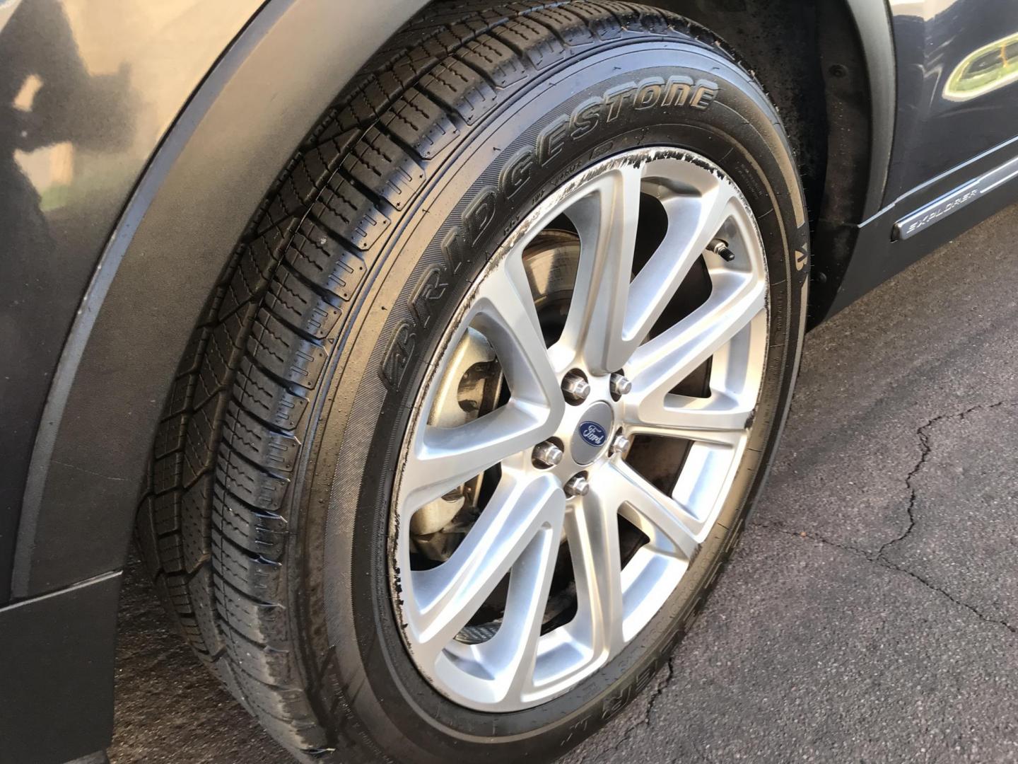 2017 gray /black Ford Explorer Limited FWD (1FM5K7FH8HG) with an 2.3L L4 DOHC 16V engine, 6A transmission, located at 323 E Dunlap Ave., Phoenix, AZ, 85020, (602) 331-9000, 33.567677, -112.069000 - Photo#17