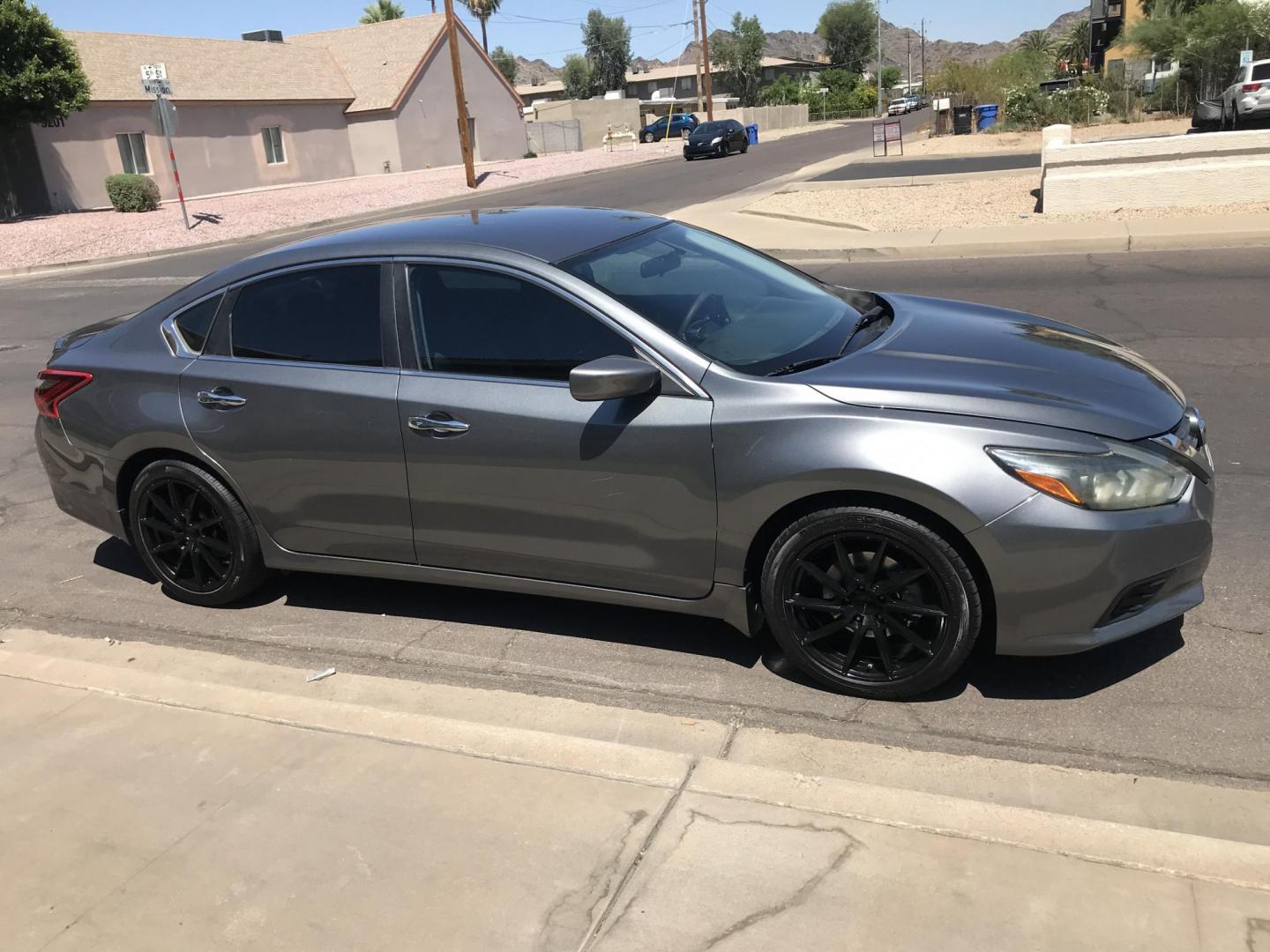 2017 gray /gray Nissan Altima 2.5 S (1N4AL3AP5HC) with an 2.5L L4 DOHC 16V engine, CVT transmission, located at 323 E Dunlap Ave., Phoenix, AZ, 85020, (602) 331-9000, 33.567677, -112.069000 - 2017 NISSAN ALTIMA, Automatic, 2.5L , 4cyl. Super Economical ........LOW 143k miles, .... A Must See!! ....... Ice cold AC...... The car is gorgeous inside and out. Power windows, Power door locks, Premium Stereo/CD Player, Beautiful Gray and gray interior in good condition, Clean Arizona title , Ru - Photo#5