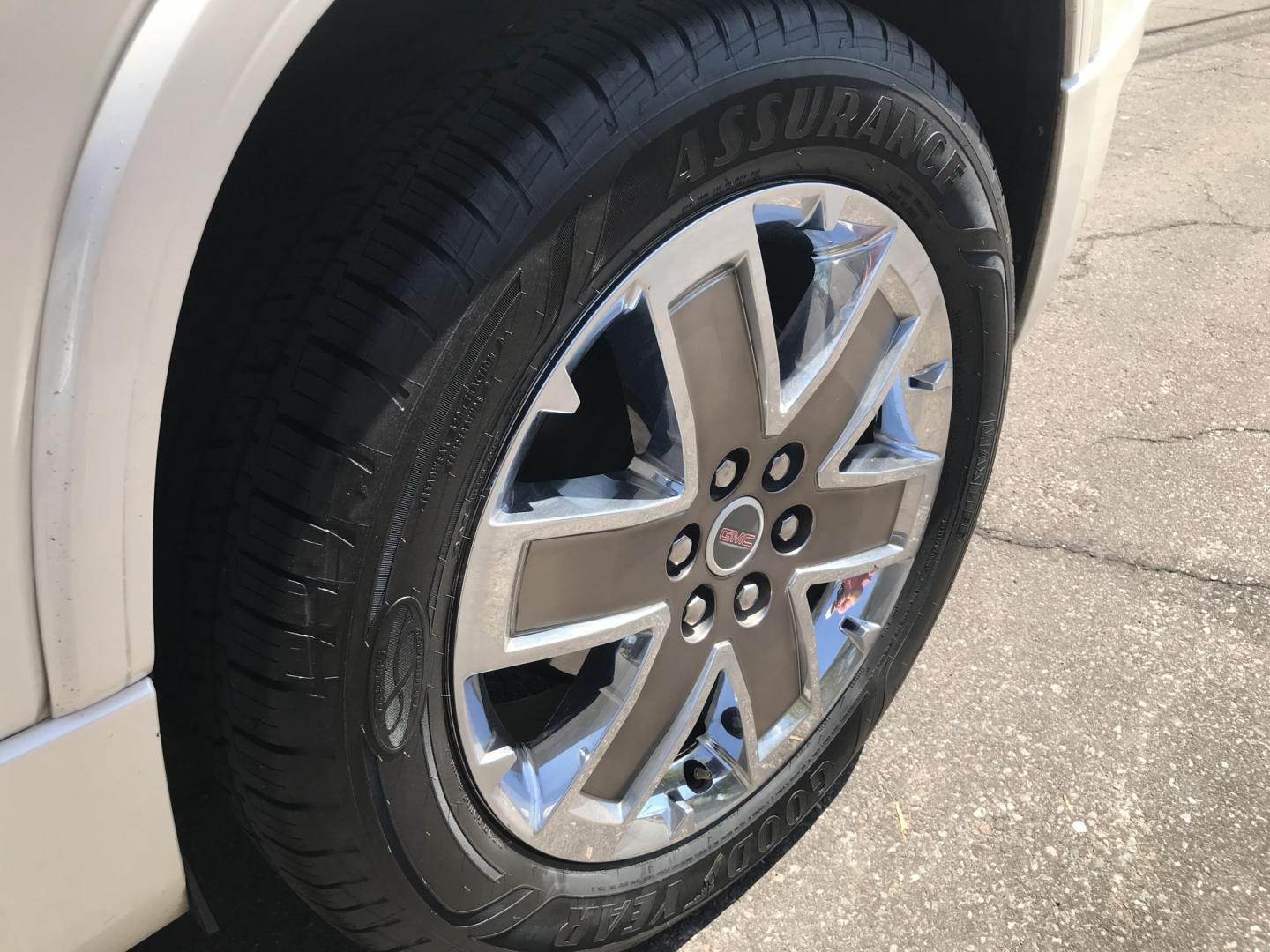 2012 WHITE /tan GMC Acadia Denali FWD (1GKKRTED9CJ) with an 3.6L V6 DOHC 24V engine, 6-Speed Automatic transmission, located at 323 E Dunlap Ave., Phoenix, AZ, 85020, (602) 331-9000, 33.567677, -112.069000 - 2012 GMC ACADIA SUV ,.......#RD ROW SEATING, 7-Passengers, ..... Great condition,.... Ice Cold A/C, Beautiful white exterior with tan interior, Premium Sound CD, Backup camera, This suv is gorgeous inside and out, Super clean, Well Maintained, Arizona title , Runs and Drives Excellent.....148k origi - Photo#19