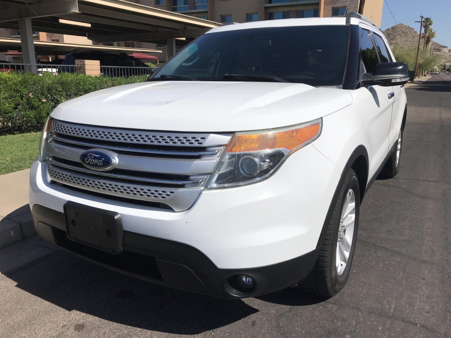2015 WHITE /gray Ford Explorer XLT FWD (1FM5K7D80FG) with an 3.5L V6 DOHC 24V engine, 6-Speed Automatic transmission, located at 323 E Dunlap Ave., Phoenix, AZ, 85020, (602) 331-9000, 33.567677, -112.069000 - 2015 FORD EXPLORER SUV ,.......3RD ROW SEATING, 7-Passengers, ..... Great condition,.... Ice Cold A/C, Beautiful white exterior with gray interior, Premium Sound CD, This suv is gorgeous inside and out, Super clean, Well Maintained, Arizona title , Runs and Drives Excellent.....LOW MILES, ONLY 114k- Photo#0