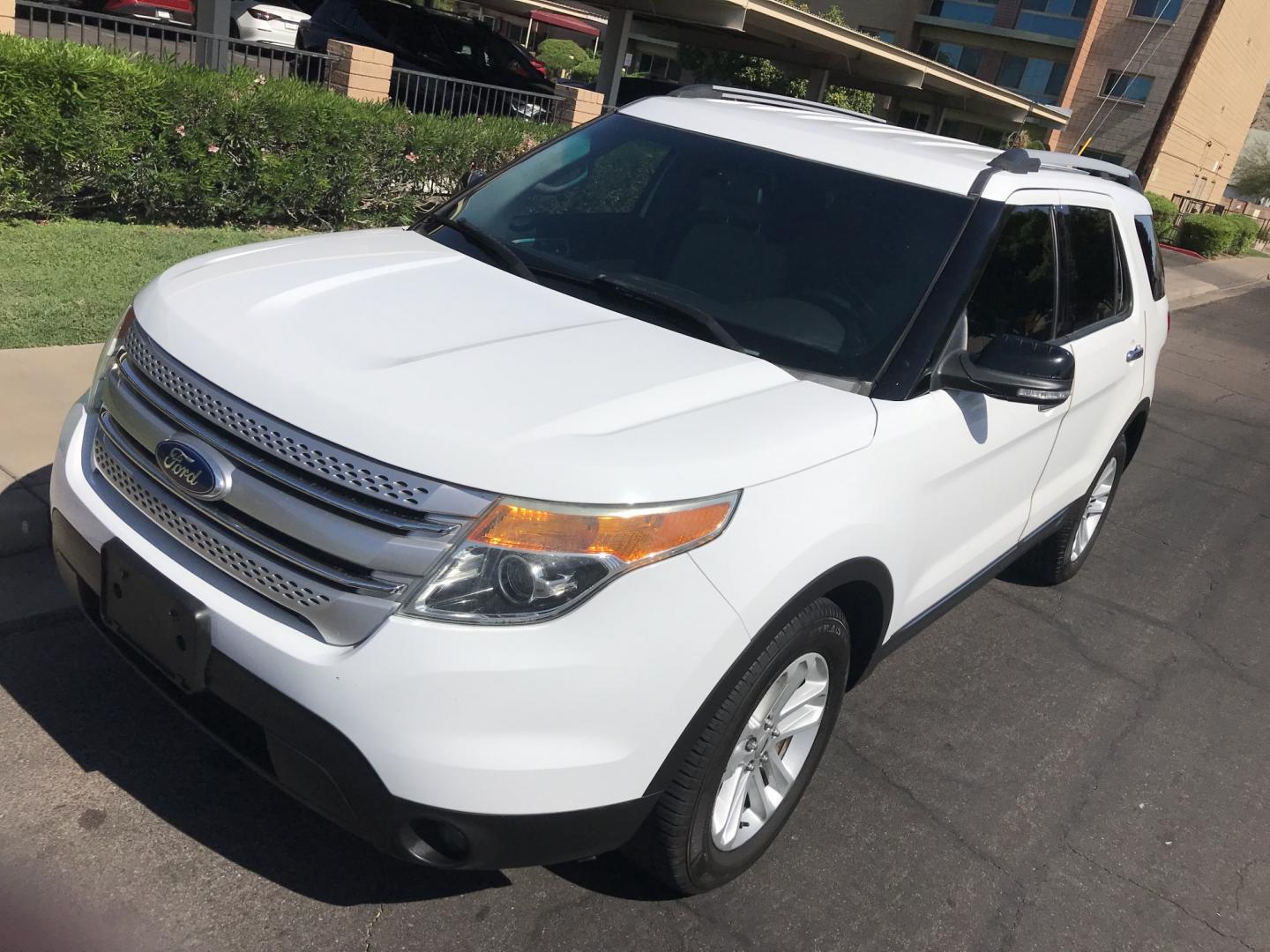 2015 WHITE /gray Ford Explorer XLT FWD (1FM5K7D80FG) with an 3.5L V6 DOHC 24V engine, 6-Speed Automatic transmission, located at 323 E Dunlap Ave., Phoenix, AZ, 85020, (602) 331-9000, 33.567677, -112.069000 - 2015 FORD EXPLORER SUV ,.......3RD ROW SEATING, 7-Passengers, ..... Great condition,.... Ice Cold A/C, Beautiful white exterior with gray interior, Premium Sound CD, This suv is gorgeous inside and out, Super clean, Well Maintained, Arizona title , Runs and Drives Excellent.....LOW MILES, ONLY 114k- Photo#1