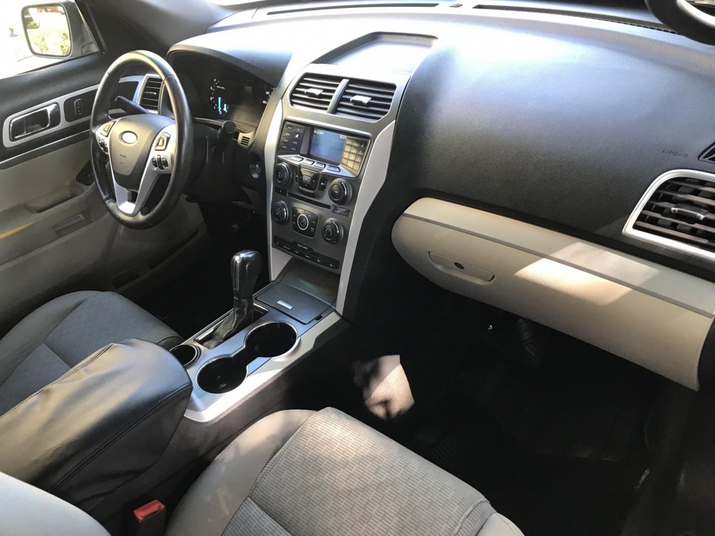 2015 WHITE /gray Ford Explorer XLT FWD (1FM5K7D80FG) with an 3.5L V6 DOHC 24V engine, 6-Speed Automatic transmission, located at 323 E Dunlap Ave., Phoenix, AZ, 85020, (602) 331-9000, 33.567677, -112.069000 - 2015 FORD EXPLORER SUV ,.......3RD ROW SEATING, 7-Passengers, ..... Great condition,.... Ice Cold A/C, Beautiful white exterior with gray interior, Premium Sound CD, This suv is gorgeous inside and out, Super clean, Well Maintained, Arizona title , Runs and Drives Excellent.....LOW MILES, ONLY 114k- Photo#7