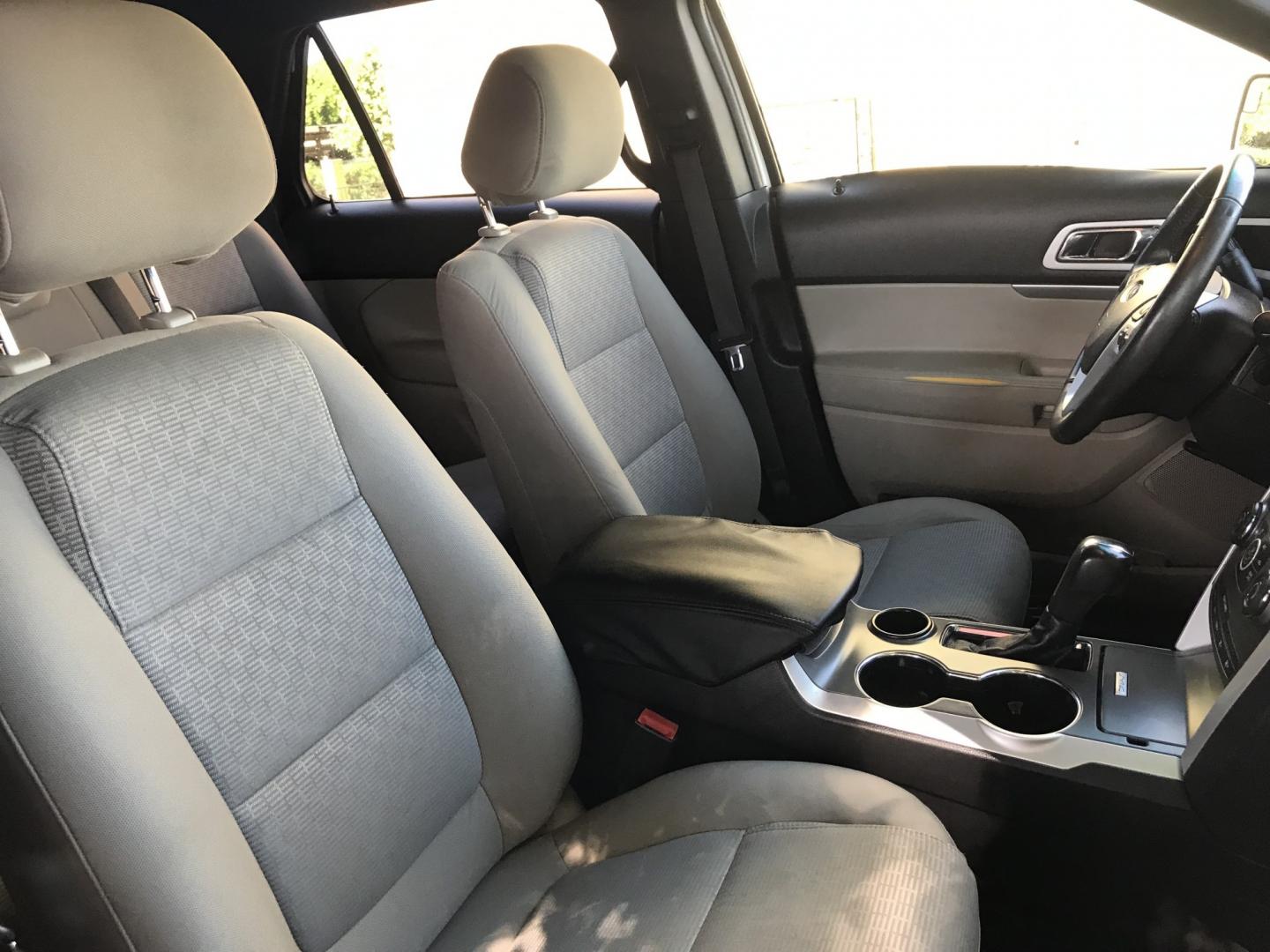 2015 WHITE /gray Ford Explorer XLT FWD (1FM5K7D80FG) with an 3.5L V6 DOHC 24V engine, 6-Speed Automatic transmission, located at 323 E Dunlap Ave., Phoenix, AZ, 85020, (602) 331-9000, 33.567677, -112.069000 - 2015 FORD EXPLORER SUV ,.......3RD ROW SEATING, 7-Passengers, ..... Great condition,.... Ice Cold A/C, Beautiful white exterior with gray interior, Premium Sound CD, This suv is gorgeous inside and out, Super clean, Well Maintained, Arizona title , Runs and Drives Excellent.....LOW MILES, ONLY 114k- Photo#8