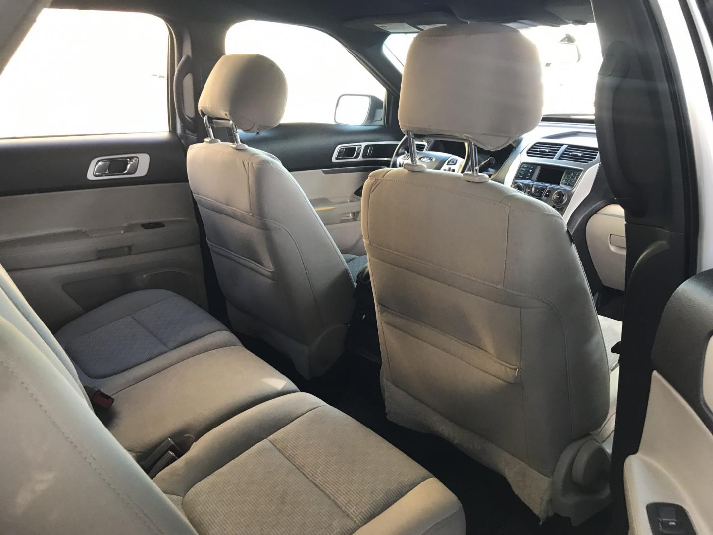 2015 WHITE /gray Ford Explorer XLT FWD (1FM5K7D80FG) with an 3.5L V6 DOHC 24V engine, 6-Speed Automatic transmission, located at 323 E Dunlap Ave., Phoenix, AZ, 85020, (602) 331-9000, 33.567677, -112.069000 - 2015 FORD EXPLORER SUV ,.......3RD ROW SEATING, 7-Passengers, ..... Great condition,.... Ice Cold A/C, Beautiful white exterior with gray interior, Premium Sound CD, This suv is gorgeous inside and out, Super clean, Well Maintained, Arizona title , Runs and Drives Excellent.....LOW MILES, ONLY 114k- Photo#9
