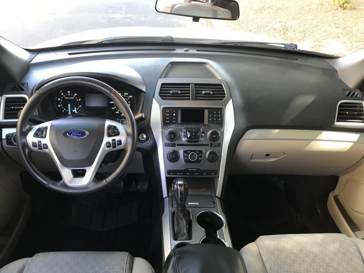 2015 WHITE /gray Ford Explorer XLT FWD (1FM5K7D80FG) with an 3.5L V6 DOHC 24V engine, 6-Speed Automatic transmission, located at 323 E Dunlap Ave., Phoenix, AZ, 85020, (602) 331-9000, 33.567677, -112.069000 - 2015 FORD EXPLORER SUV ,.......3RD ROW SEATING, 7-Passengers, ..... Great condition,.... Ice Cold A/C, Beautiful white exterior with gray interior, Premium Sound CD, This suv is gorgeous inside and out, Super clean, Well Maintained, Arizona title , Runs and Drives Excellent.....LOW MILES, ONLY 114k- Photo#11