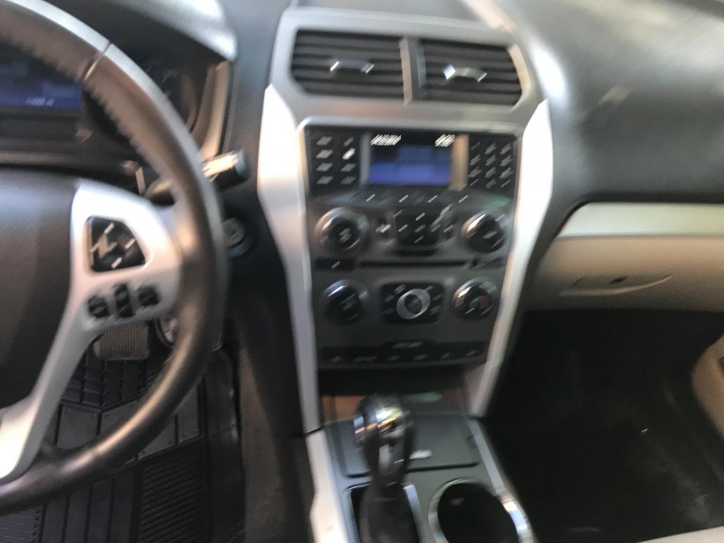 2015 WHITE /gray Ford Explorer XLT FWD (1FM5K7D80FG) with an 3.5L V6 DOHC 24V engine, 6-Speed Automatic transmission, located at 323 E Dunlap Ave., Phoenix, AZ, 85020, (602) 331-9000, 33.567677, -112.069000 - 2015 FORD EXPLORER SUV ,.......3RD ROW SEATING, 7-Passengers, ..... Great condition,.... Ice Cold A/C, Beautiful white exterior with gray interior, Premium Sound CD, This suv is gorgeous inside and out, Super clean, Well Maintained, Arizona title , Runs and Drives Excellent.....LOW MILES, ONLY 114k- Photo#15