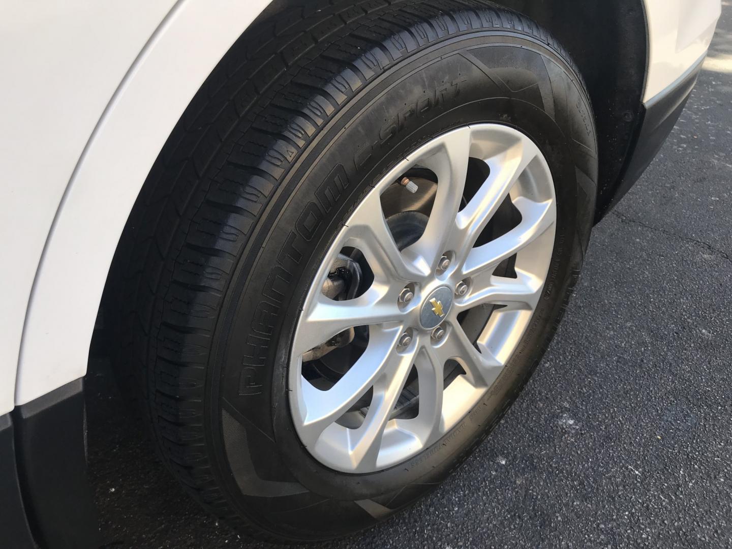 2021 WHITE /gray Chevrolet Equinox LT AWD (2GNAXUEVXM6) with an 1.5L L4 DOHC 16V TURBO engine, 6A transmission, located at 323 E Dunlap Ave., Phoenix, AZ, 85020, (602) 331-9000, 33.567677, -112.069000- Photo#17