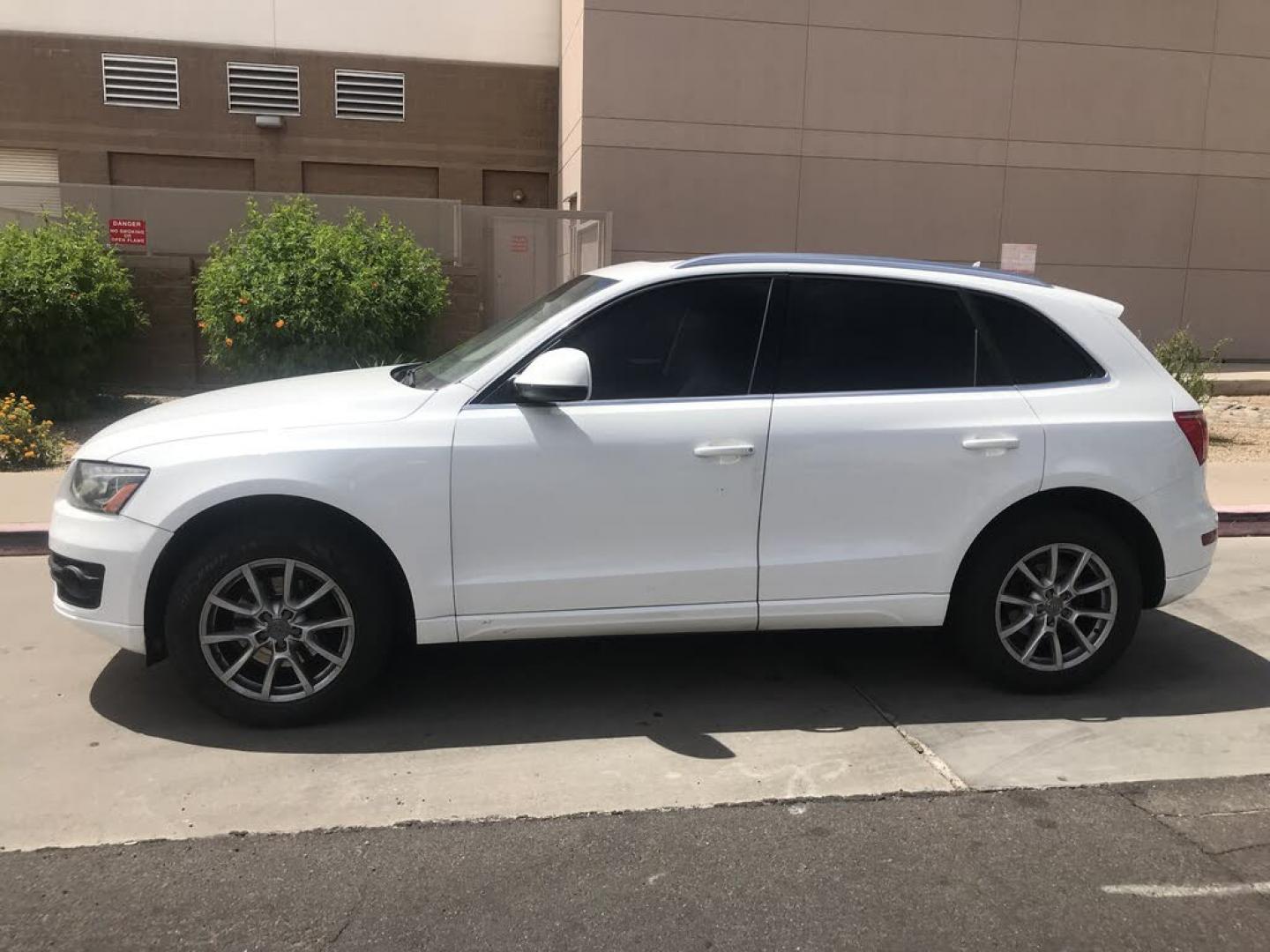 2012 WHITE /tan Audi Q5 2.0 quattro Premium (WA1LFAFP0CA) with an 2.0L L4 DOHC 16V engine, 6-Speed Automatic transmission, located at 323 E Dunlap Ave., Phoenix, AZ, 85020, (602) 331-9000, 33.567677, -112.069000- Photo#2