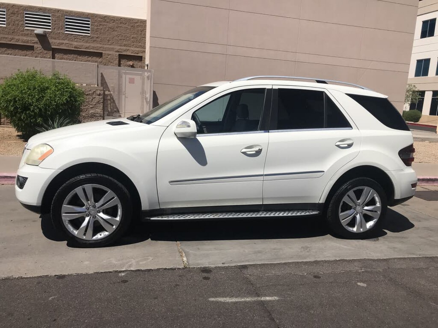 2009 WHITE /tan Mercedes-Benz M-Class ML350 4MATIC (4JGBB86E99A) with an 3.5L V6 DOHC 24V engine, 7A transmission, located at 323 E Dunlap Ave., Phoenix, AZ, 85020, (602) 331-9000, 33.567677, -112.069000 - 1- Owner LUXURY 2009 MERCEDES BENZ ML350 4MATIC, 4WD 4x4 SUVAutomatic, 3.5L Engine, Power Options, Cold AC, Running Boards,Leather Interior, Sunroof, Premium Sound CD, Navigation System, Alloy Wheels,LOW 137k original miles, Clean Title. Well Maintained, A Must See !!!Priced to sell @ $9495 . Cal- Photo#1