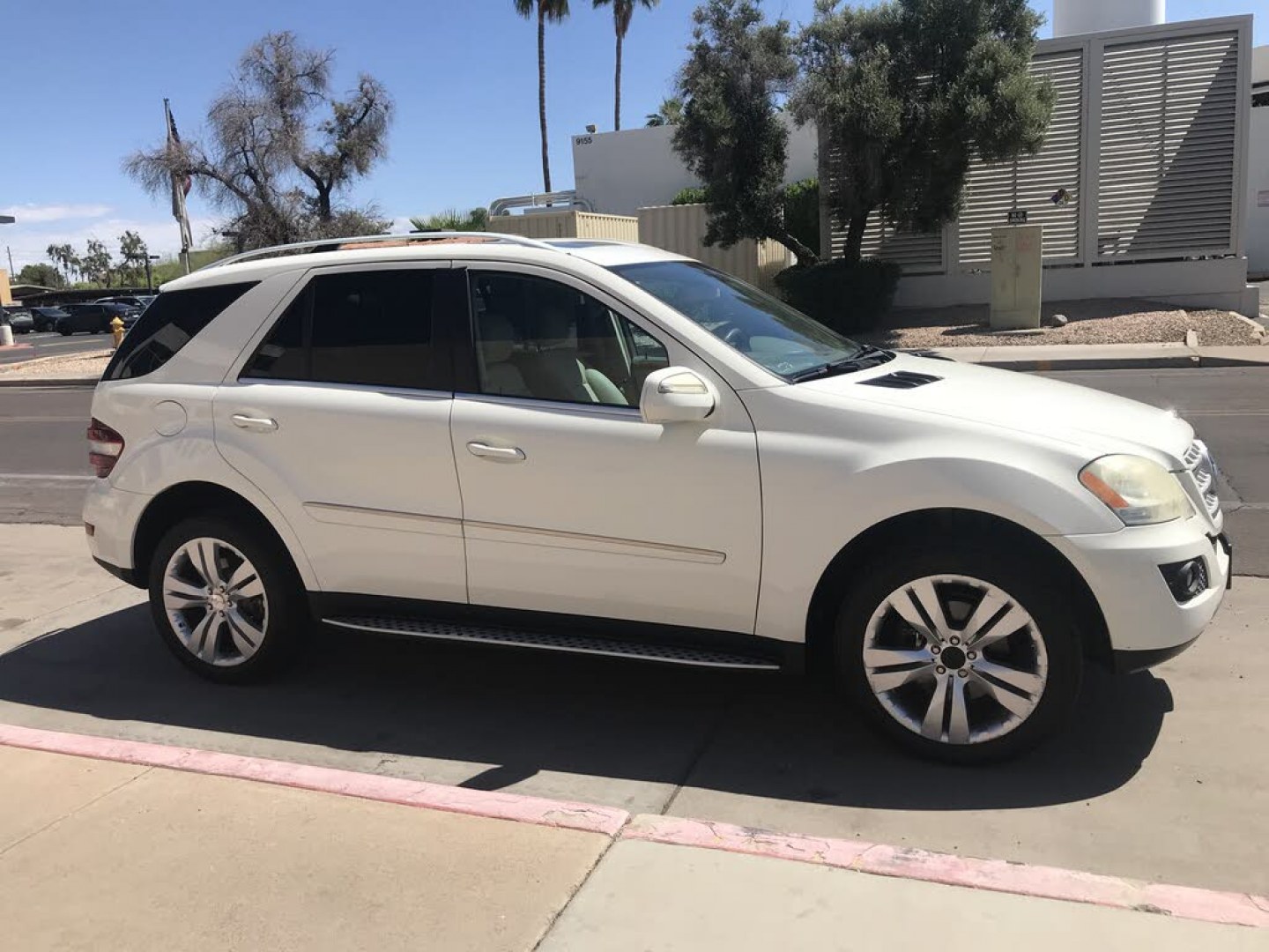 2009 WHITE /tan Mercedes-Benz M-Class ML350 4MATIC (4JGBB86E99A) with an 3.5L V6 DOHC 24V engine, 7A transmission, located at 323 E Dunlap Ave., Phoenix, AZ, 85020, (602) 331-9000, 33.567677, -112.069000 - 1- Owner LUXURY 2009 MERCEDES BENZ ML350 4MATIC, 4WD 4x4 SUVAutomatic, 3.5L Engine, Power Options, Cold AC, Running Boards,Leather Interior, Sunroof, Premium Sound CD, Navigation System, Alloy Wheels,LOW 137k original miles, Clean Title. Well Maintained, A Must See !!!Priced to sell @ $9495 . Cal- Photo#4