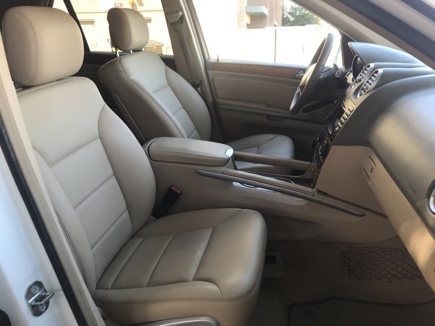 2009 WHITE /tan Mercedes-Benz M-Class ML350 4MATIC (4JGBB86E99A) with an 3.5L V6 DOHC 24V engine, 7A transmission, located at 323 E Dunlap Ave., Phoenix, AZ, 85020, (602) 331-9000, 33.567677, -112.069000 - 1- Owner LUXURY 2009 MERCEDES BENZ ML350 4MATIC, 4WD 4x4 SUVAutomatic, 3.5L Engine, Power Options, Cold AC, Running Boards,Leather Interior, Sunroof, Premium Sound CD, Navigation System, Alloy Wheels,LOW 137k original miles, Clean Title. Well Maintained, A Must See !!!Priced to sell @ $9495 . Cal- Photo#6
