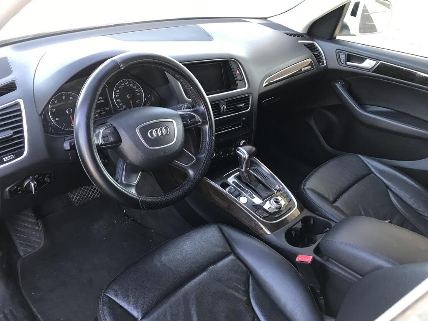 2012 WHITE /Tan and black Audi Q5 3.2 quattro Premium (WA1DKAFP2CA) with an 3.2L V6 DOHC 24V engine, 6-Speed Automatic transmission, located at 323 E Dunlap Ave., Phoenix, AZ, 85020, (602) 331-9000, 33.567677, -112.069000 - 1-Owner Luxury 2012 AUDI Q5 S-line PREMIUM PLUS 4WD 4x4 SUVAutomatic, 3.2L TURBO CHARGED Engine, Power Options, Cold ACLeather Interior, Panorama Sunroof, Backup Camera, Navigation System, Premium Sound CD, Alloy Wheels,149k original miles, Good Tires, Clean Title. Well Maintained, A Must See!!Price- Photo#11