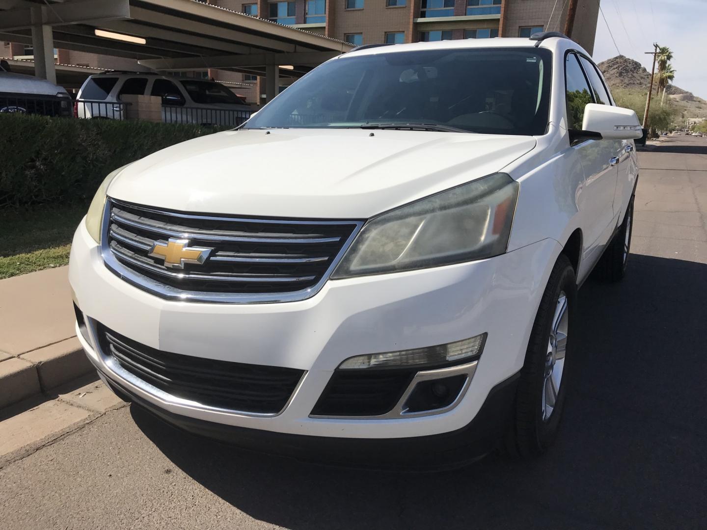 2014 WHITE /gray Chevrolet Traverse 1LT FWD (1GNKRGKD9EJ) with an 3.6L V6 DOHC 24V engine, 6-Speed Automatic transmission, located at 323 E Dunlap Ave., Phoenix, AZ, 85020, (602) 331-9000, 33.567677, -112.069000 - 2014 CHEVY TRAVERSE SUV ,.......3RD ROW SEATING, 7-Passengers, ..... Great condition,.... Ice Cold A/C, Beautiful white exterior with dark gray interior, Premium Sound CD, This suv is gorgeous inside and out, Super clean, Well Maintained, Arizona title , Runs and Drives Excellent.....187k original m- Photo#0