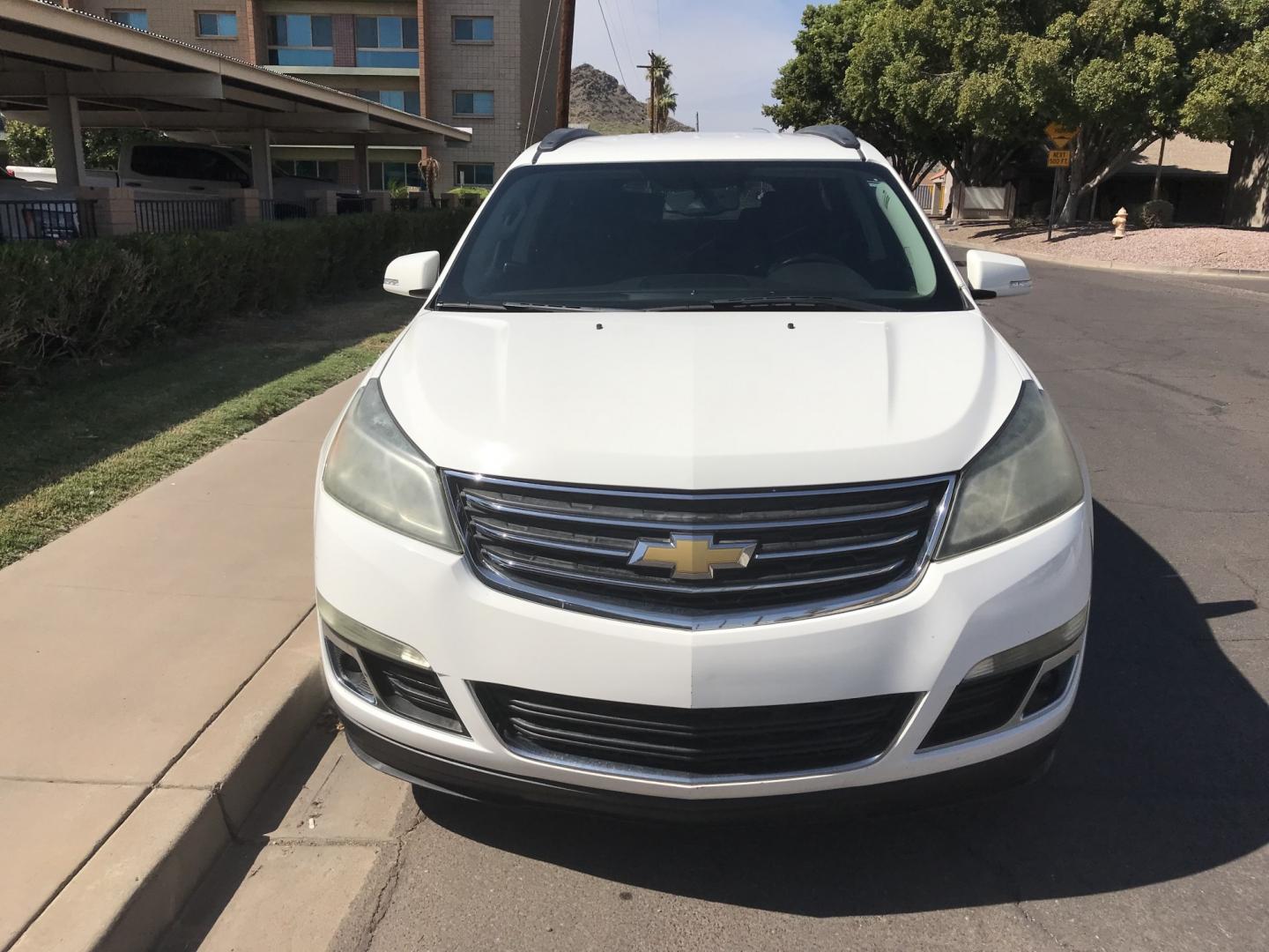 2014 WHITE /gray Chevrolet Traverse 1LT FWD (1GNKRGKD9EJ) with an 3.6L V6 DOHC 24V engine, 6-Speed Automatic transmission, located at 323 E Dunlap Ave., Phoenix, AZ, 85020, (602) 331-9000, 33.567677, -112.069000 - 2014 CHEVY TRAVERSE SUV ,.......3RD ROW SEATING, 7-Passengers, ..... Great condition,.... Ice Cold A/C, Beautiful white exterior with dark gray interior, Premium Sound CD, This suv is gorgeous inside and out, Super clean, Well Maintained, Arizona title , Runs and Drives Excellent.....187k original m- Photo#3