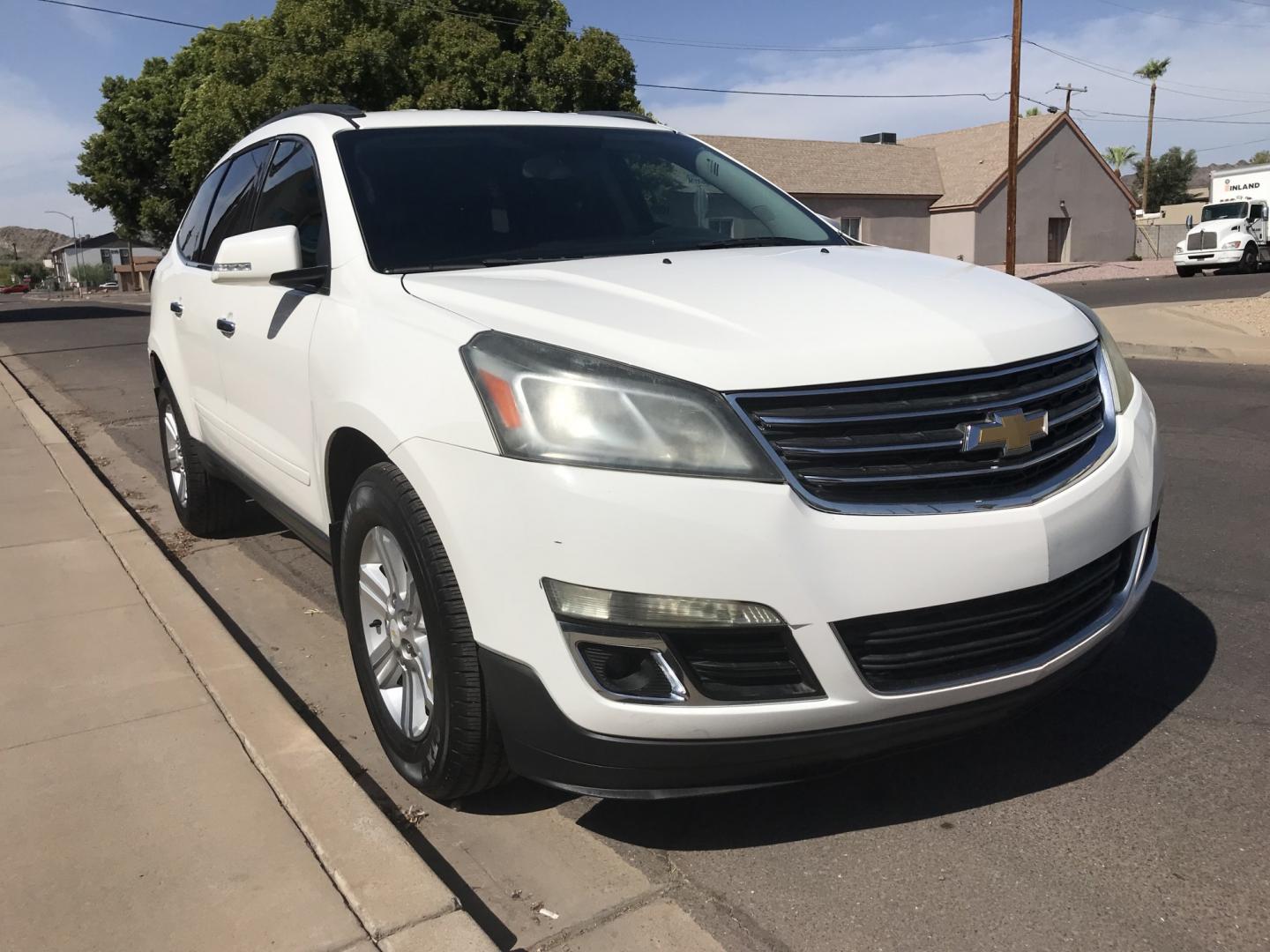 2014 WHITE /gray Chevrolet Traverse 1LT FWD (1GNKRGKD9EJ) with an 3.6L V6 DOHC 24V engine, 6-Speed Automatic transmission, located at 323 E Dunlap Ave., Phoenix, AZ, 85020, (602) 331-9000, 33.567677, -112.069000 - 2014 CHEVY TRAVERSE SUV ,.......3RD ROW SEATING, 7-Passengers, ..... Great condition,.... Ice Cold A/C, Beautiful white exterior with dark gray interior, Premium Sound CD, This suv is gorgeous inside and out, Super clean, Well Maintained, Arizona title , Runs and Drives Excellent.....187k original m- Photo#4