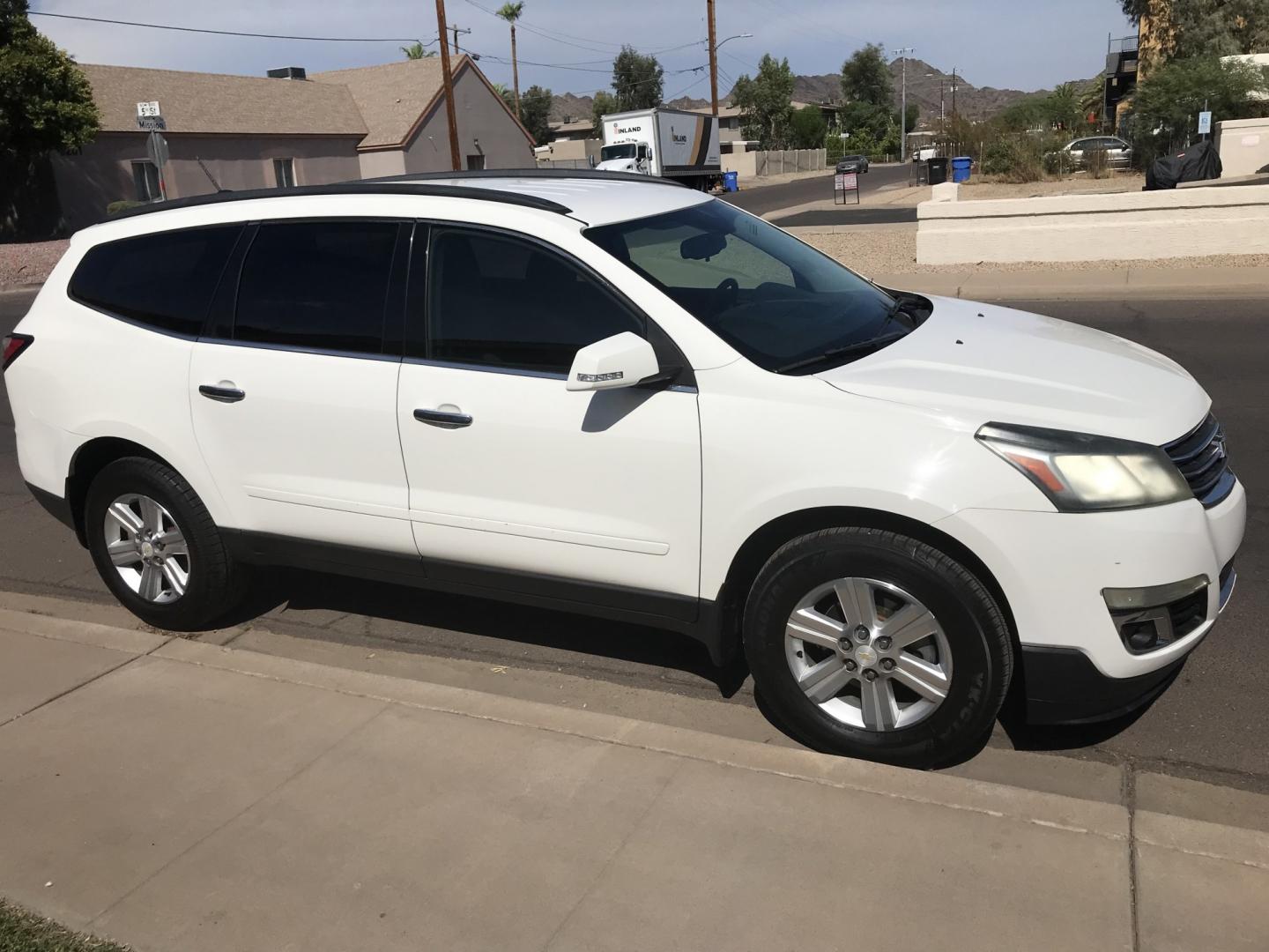 2014 WHITE /gray Chevrolet Traverse 1LT FWD (1GNKRGKD9EJ) with an 3.6L V6 DOHC 24V engine, 6-Speed Automatic transmission, located at 323 E Dunlap Ave., Phoenix, AZ, 85020, (602) 331-9000, 33.567677, -112.069000 - 2014 CHEVY TRAVERSE SUV ,.......3RD ROW SEATING, 7-Passengers, ..... Great condition,.... Ice Cold A/C, Beautiful white exterior with dark gray interior, Premium Sound CD, This suv is gorgeous inside and out, Super clean, Well Maintained, Arizona title , Runs and Drives Excellent.....187k original m- Photo#6