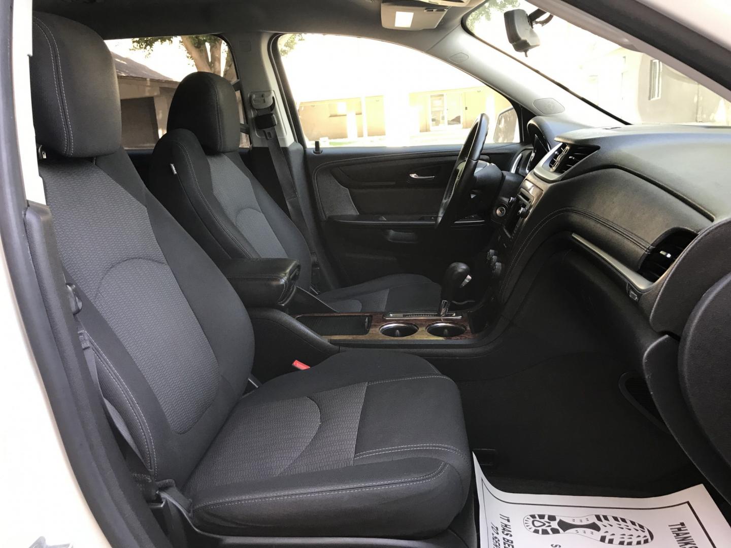 2014 WHITE /gray Chevrolet Traverse 1LT FWD (1GNKRGKD9EJ) with an 3.6L V6 DOHC 24V engine, 6-Speed Automatic transmission, located at 323 E Dunlap Ave., Phoenix, AZ, 85020, (602) 331-9000, 33.567677, -112.069000 - 2014 CHEVY TRAVERSE SUV ,.......3RD ROW SEATING, 7-Passengers, ..... Great condition,.... Ice Cold A/C, Beautiful white exterior with dark gray interior, Premium Sound CD, This suv is gorgeous inside and out, Super clean, Well Maintained, Arizona title , Runs and Drives Excellent.....187k original m- Photo#8