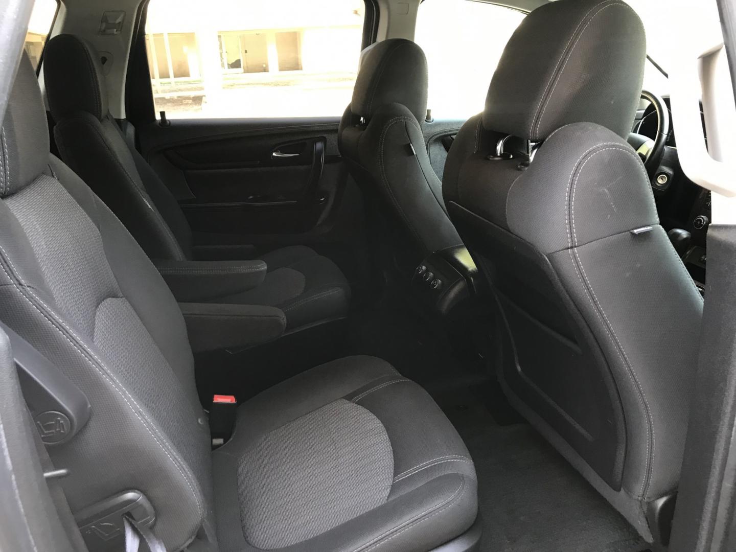 2014 WHITE /gray Chevrolet Traverse 1LT FWD (1GNKRGKD9EJ) with an 3.6L V6 DOHC 24V engine, 6-Speed Automatic transmission, located at 323 E Dunlap Ave., Phoenix, AZ, 85020, (602) 331-9000, 33.567677, -112.069000 - 2014 CHEVY TRAVERSE SUV ,.......3RD ROW SEATING, 7-Passengers, ..... Great condition,.... Ice Cold A/C, Beautiful white exterior with dark gray interior, Premium Sound CD, This suv is gorgeous inside and out, Super clean, Well Maintained, Arizona title , Runs and Drives Excellent.....187k original m- Photo#9
