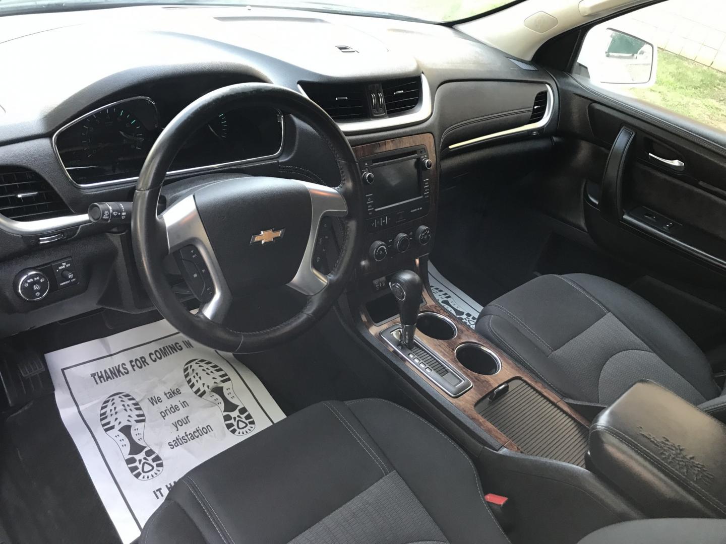 2014 WHITE /gray Chevrolet Traverse 1LT FWD (1GNKRGKD9EJ) with an 3.6L V6 DOHC 24V engine, 6-Speed Automatic transmission, located at 323 E Dunlap Ave., Phoenix, AZ, 85020, (602) 331-9000, 33.567677, -112.069000 - 2014 CHEVY TRAVERSE SUV ,.......3RD ROW SEATING, 7-Passengers, ..... Great condition,.... Ice Cold A/C, Beautiful white exterior with dark gray interior, Premium Sound CD, This suv is gorgeous inside and out, Super clean, Well Maintained, Arizona title , Runs and Drives Excellent.....187k original m- Photo#13