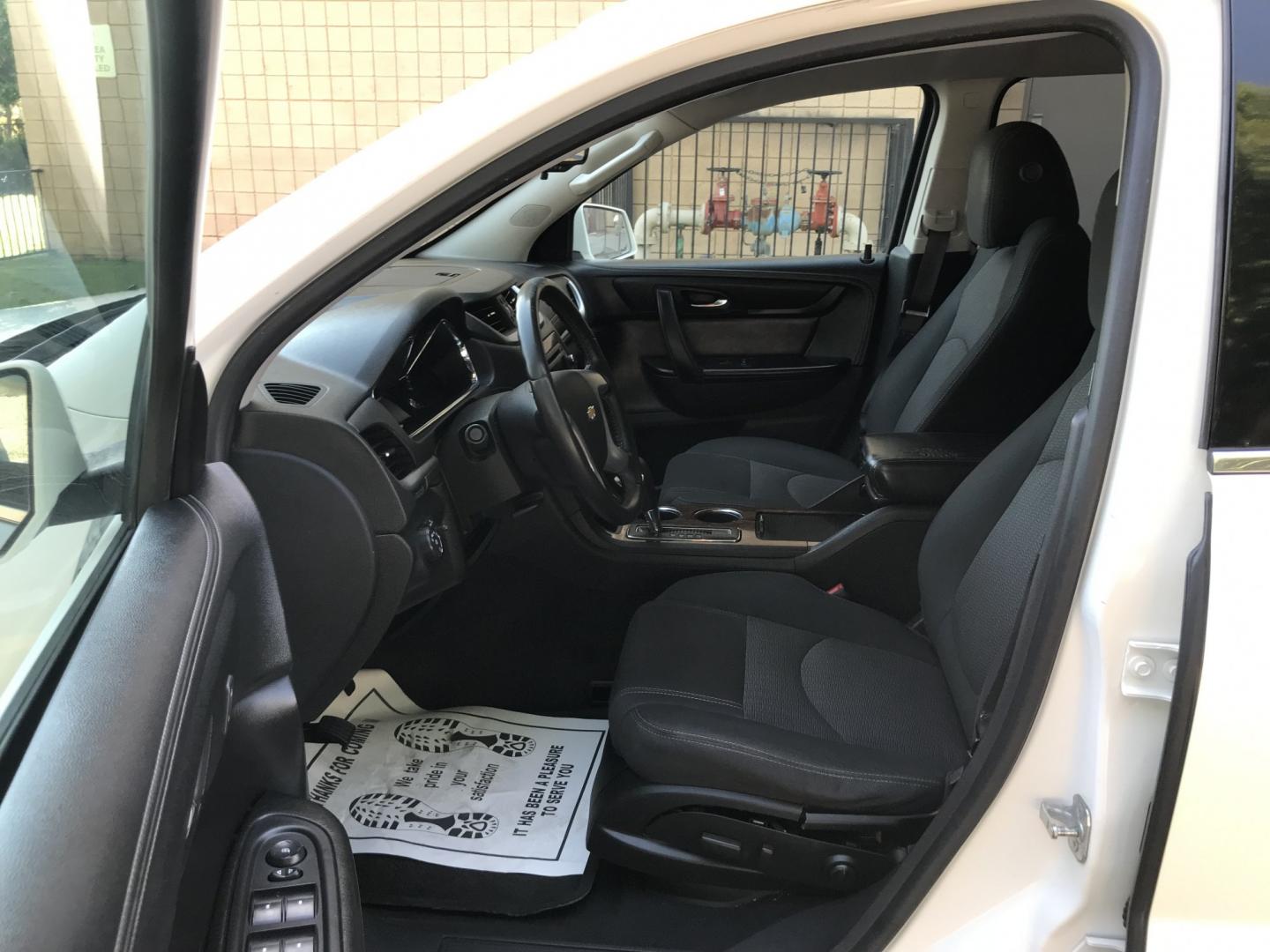 2014 WHITE /gray Chevrolet Traverse 1LT FWD (1GNKRGKD9EJ) with an 3.6L V6 DOHC 24V engine, 6-Speed Automatic transmission, located at 323 E Dunlap Ave., Phoenix, AZ, 85020, (602) 331-9000, 33.567677, -112.069000 - 2014 CHEVY TRAVERSE SUV ,.......3RD ROW SEATING, 7-Passengers, ..... Great condition,.... Ice Cold A/C, Beautiful white exterior with dark gray interior, Premium Sound CD, This suv is gorgeous inside and out, Super clean, Well Maintained, Arizona title , Runs and Drives Excellent.....187k original m- Photo#14