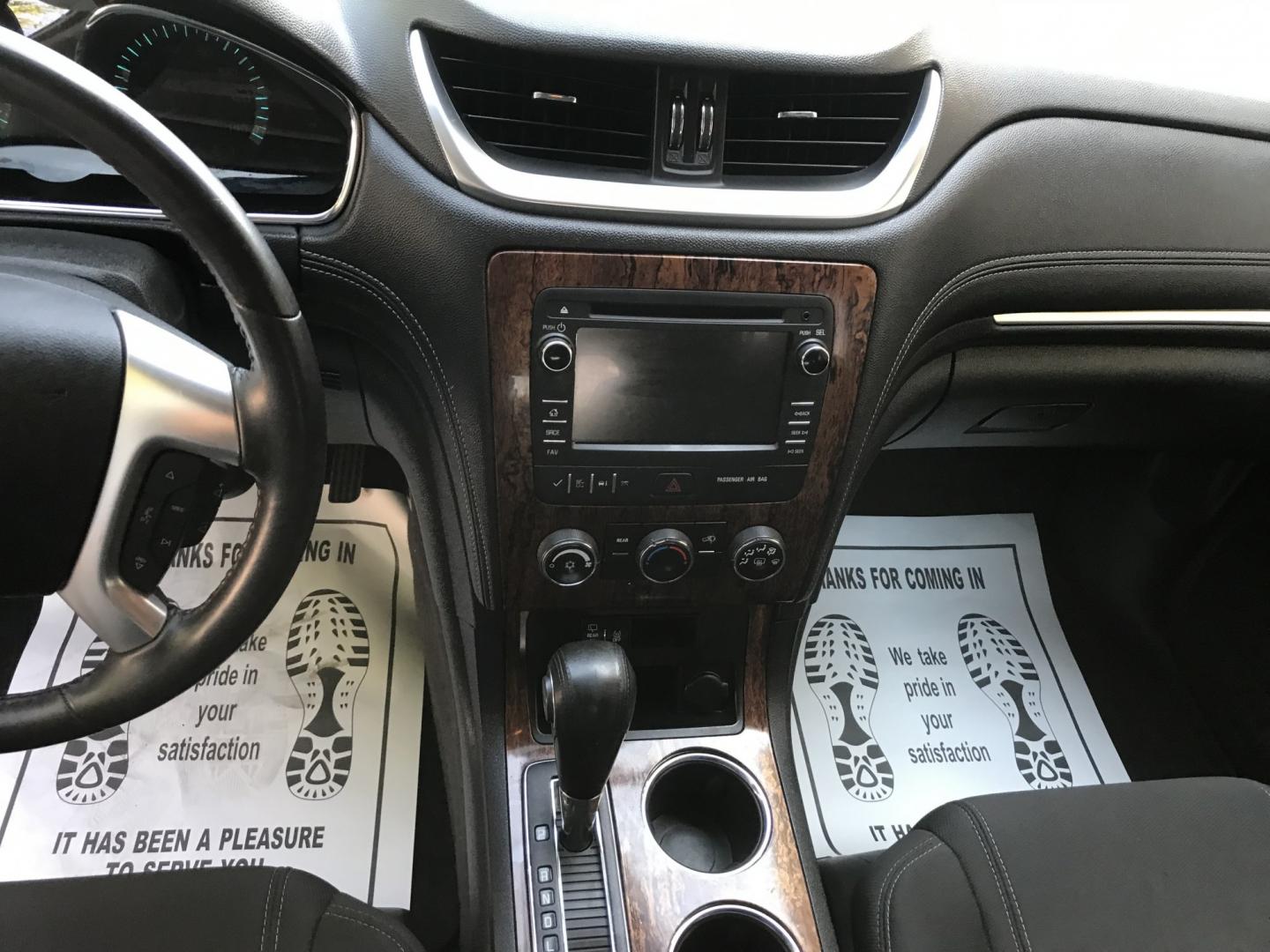 2014 WHITE /gray Chevrolet Traverse 1LT FWD (1GNKRGKD9EJ) with an 3.6L V6 DOHC 24V engine, 6-Speed Automatic transmission, located at 323 E Dunlap Ave., Phoenix, AZ, 85020, (602) 331-9000, 33.567677, -112.069000 - 2014 CHEVY TRAVERSE SUV ,.......3RD ROW SEATING, 7-Passengers, ..... Great condition,.... Ice Cold A/C, Beautiful white exterior with dark gray interior, Premium Sound CD, This suv is gorgeous inside and out, Super clean, Well Maintained, Arizona title , Runs and Drives Excellent.....187k original m- Photo#15