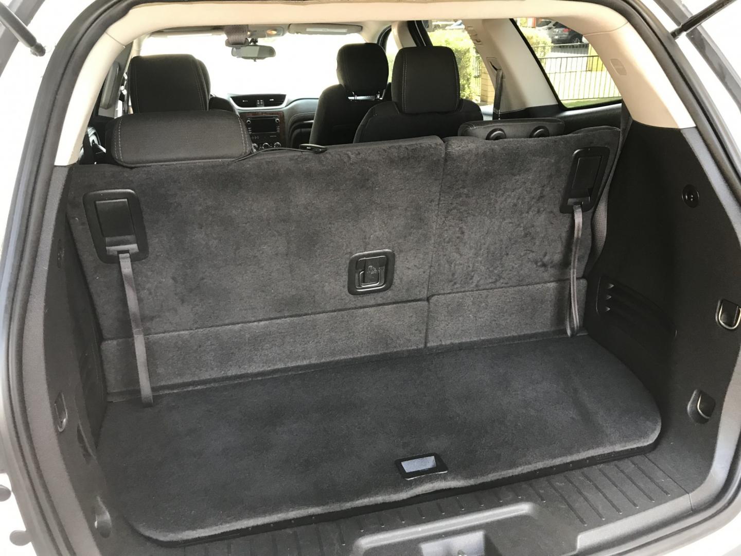 2014 WHITE /gray Chevrolet Traverse 1LT FWD (1GNKRGKD9EJ) with an 3.6L V6 DOHC 24V engine, 6-Speed Automatic transmission, located at 323 E Dunlap Ave., Phoenix, AZ, 85020, (602) 331-9000, 33.567677, -112.069000 - 2014 CHEVY TRAVERSE SUV ,.......3RD ROW SEATING, 7-Passengers, ..... Great condition,.... Ice Cold A/C, Beautiful white exterior with dark gray interior, Premium Sound CD, This suv is gorgeous inside and out, Super clean, Well Maintained, Arizona title , Runs and Drives Excellent.....187k original m- Photo#17