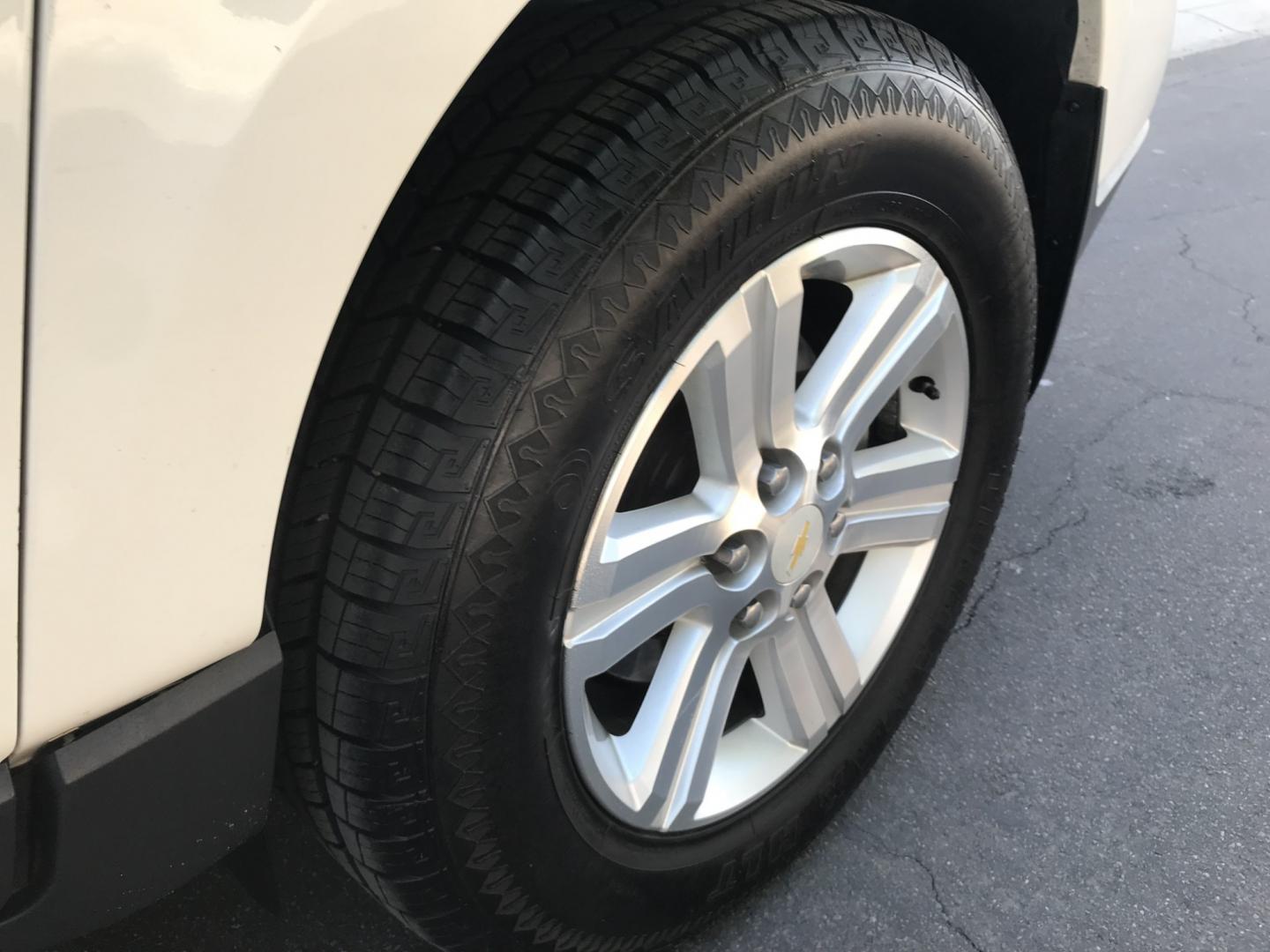 2014 WHITE /gray Chevrolet Traverse 1LT FWD (1GNKRGKD9EJ) with an 3.6L V6 DOHC 24V engine, 6-Speed Automatic transmission, located at 323 E Dunlap Ave., Phoenix, AZ, 85020, (602) 331-9000, 33.567677, -112.069000 - 2014 CHEVY TRAVERSE SUV ,.......3RD ROW SEATING, 7-Passengers, ..... Great condition,.... Ice Cold A/C, Beautiful white exterior with dark gray interior, Premium Sound CD, This suv is gorgeous inside and out, Super clean, Well Maintained, Arizona title , Runs and Drives Excellent.....187k original m- Photo#18