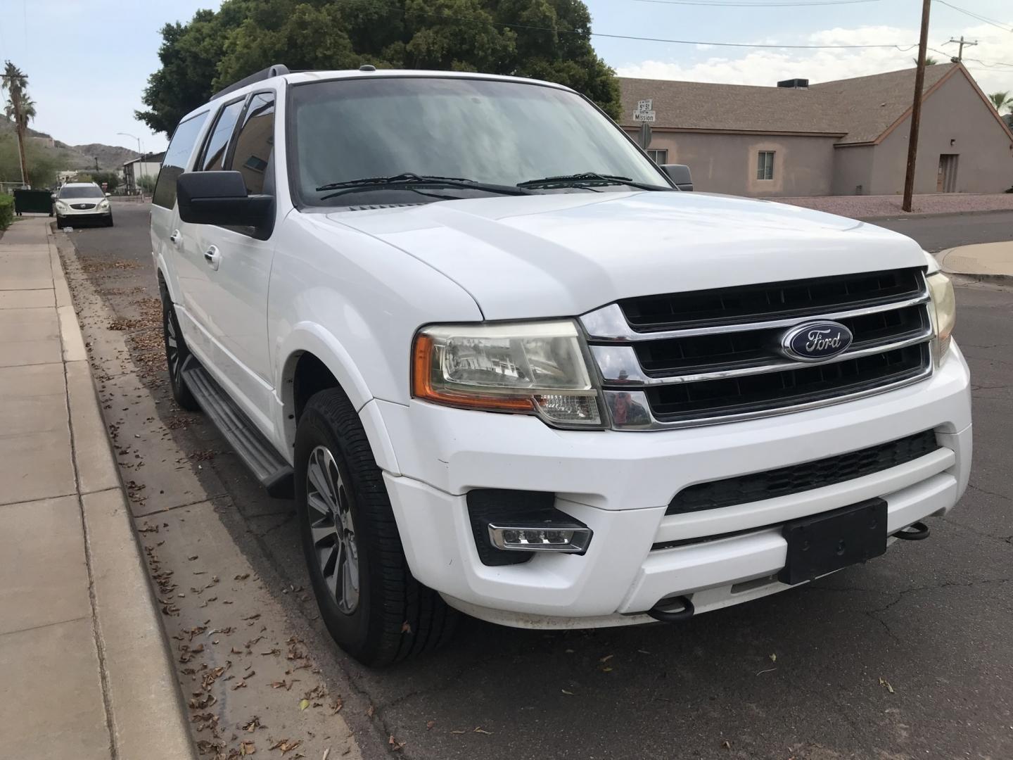2016 WHITE /black Ford Expedition EL XLT 4WD (1FMJK1JT1GE) with an 3.5L V6 DOHC 24V FFV engine, 6A transmission, located at 323 E Dunlap Ave., Phoenix, AZ, 85020, (602) 331-9000, 33.567677, -112.069000 - 2016 FORD EXPEDITION 4WD 4x4 SUV ,.......3RD ROW SEATING, 7-Passengers, ..... Great condition,.... Ice Cold A/C, Beautiful white exterior withdark gray interior, Premium Sound CD, Backup camera, Sunroof, This suv is gorgeous inside and out, Super clean, Well Maintained, Arizona title , Runs and Dri- Photo#4