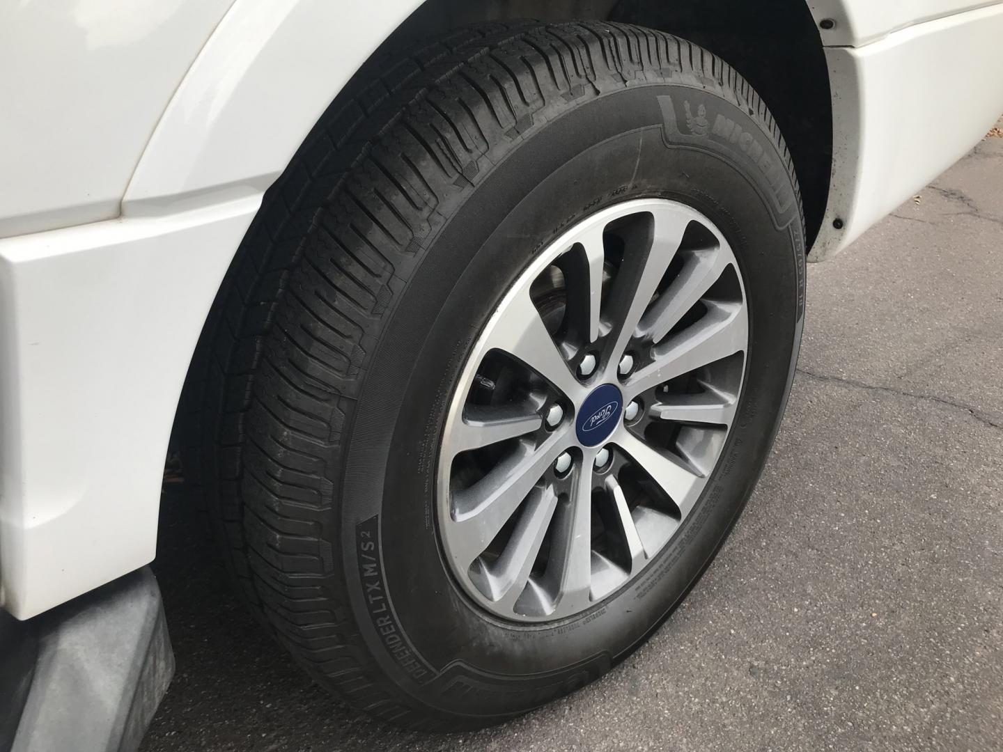 2016 WHITE /black Ford Expedition EL XLT 4WD (1FMJK1JT1GE) with an 3.5L V6 DOHC 24V FFV engine, 6A transmission, located at 323 E Dunlap Ave., Phoenix, AZ, 85020, (602) 331-9000, 33.567677, -112.069000 - 2016 FORD EXPEDITION 4WD 4x4 SUV ,.......3RD ROW SEATING, 7-Passengers, ..... Great condition,.... Ice Cold A/C, Beautiful white exterior withdark gray interior, Premium Sound CD, Backup camera, Sunroof, This suv is gorgeous inside and out, Super clean, Well Maintained, Arizona title , Runs and Dri- Photo#18